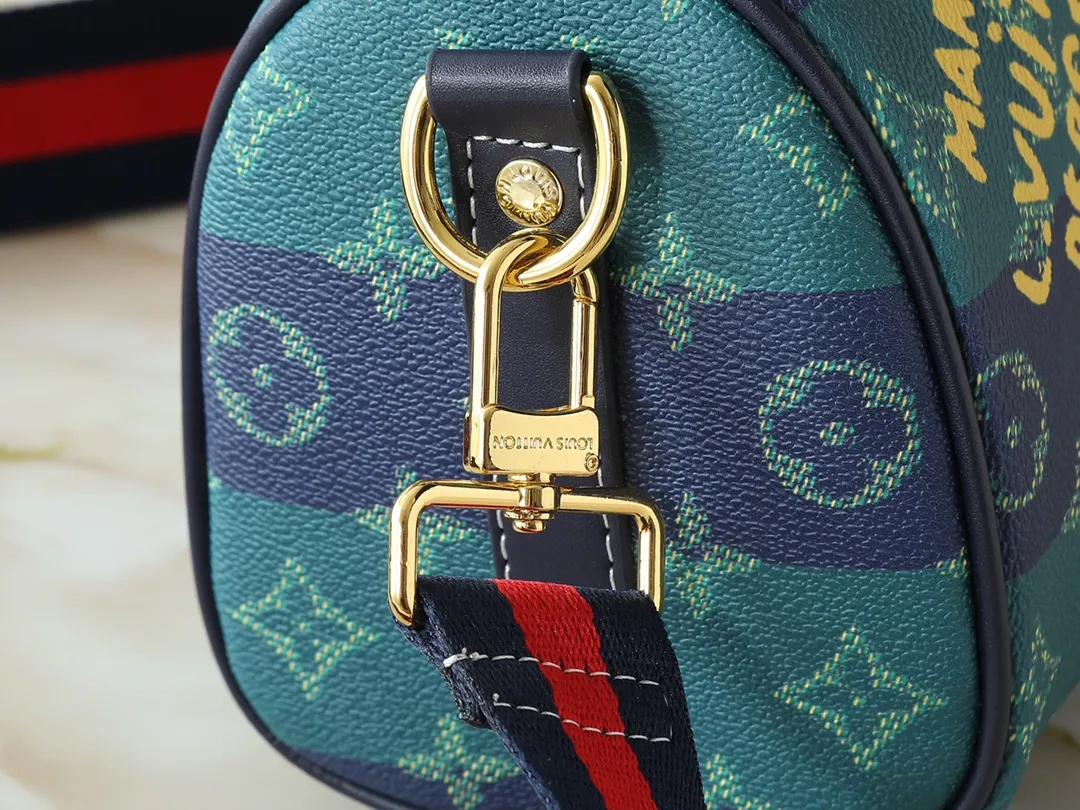 💰240💰Upgraded from the original M25855 M46271 N00148 M14026 M14919 M15076 M15428 M14078 M20900 This Keepall Bandoulière 25 handbag has the modern style of Monogram Eclipse canvas, with side straps, handles and name tags made of distressed metal parts and bright leather. The compact design is suitable for urban travel, and the rolled handles and removable and adjustable fabric shoulder strap allow for a variety of carrying options. Dimensions: 25.0 x 15.0 x 11.0 cm (length x height x width)