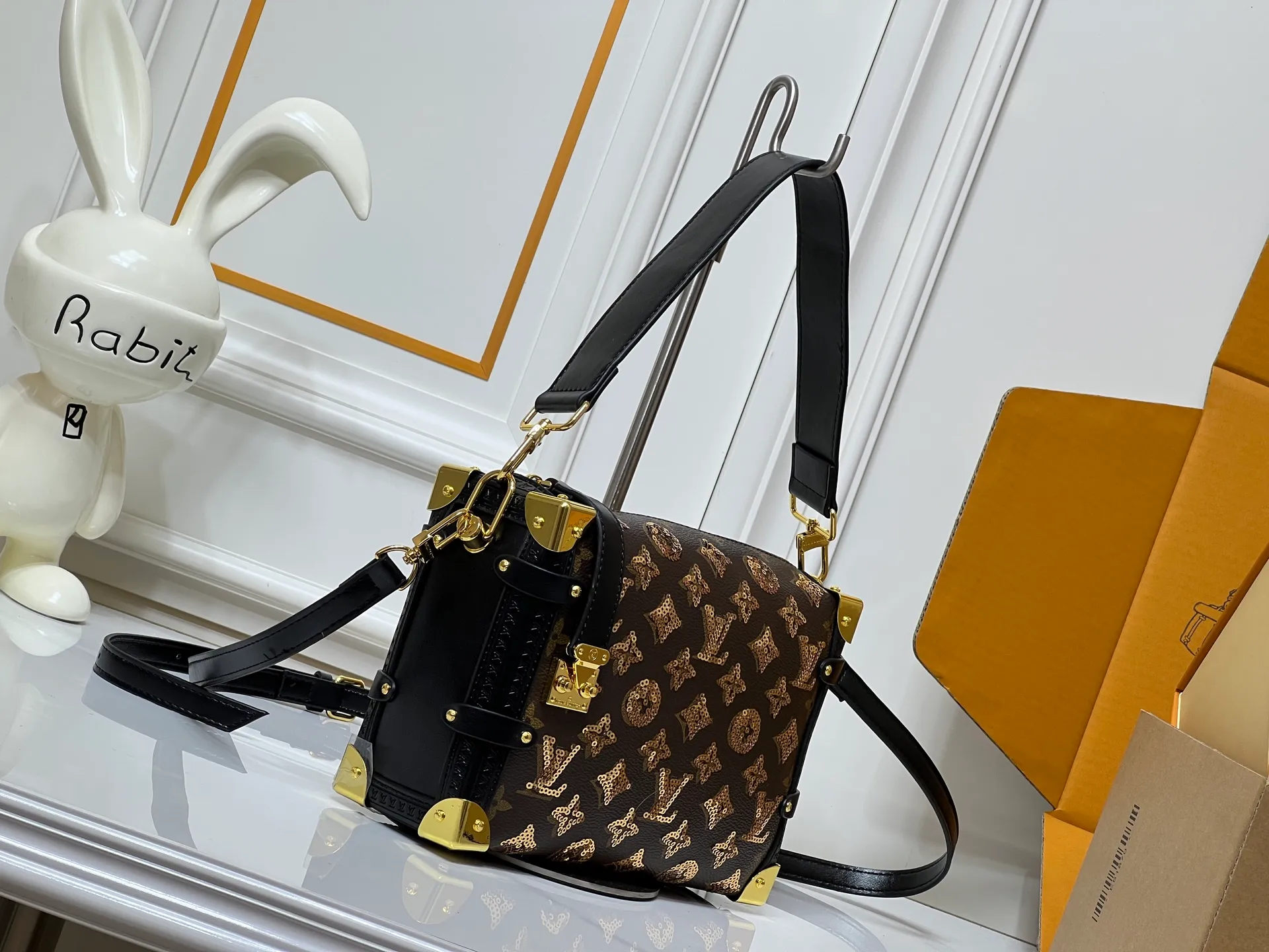 Batch 400💰92636 Gold sequins, sneak peek of the actual LV September series!! The cat series was very popular N years ago. This year, LV collaborated with Grace again, and a small part of the actual items were revealed ~ LV collaborated with stylist Grace Coddington on "Cats That Can't Wake Up". Don't miss it if you are a cat lover. Style No. 15154 #S-lock. The lock and detachable chain sparkle with gold. The appropriate size makes it easy to store daily items such as lipstick. Dimensions: 23.5×16x 8.5cm (lengthxheightxwidth)