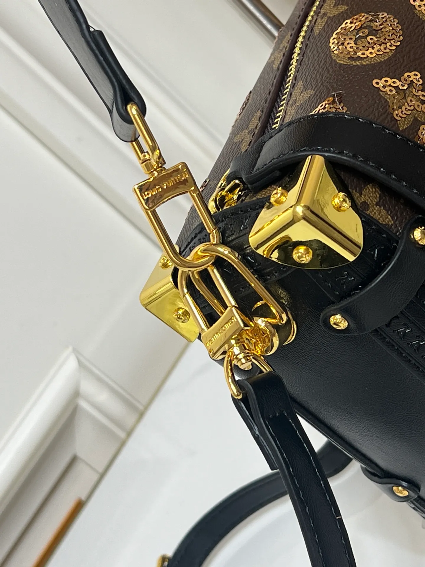 Batch 400💰92636 Gold sequins, sneak peek of the actual LV September series!! The cat series was very popular N years ago. This year, LV collaborated with Grace again, and a small part of the actual items were revealed ~ LV collaborated with stylist Grace Coddington on "Cats That Can't Wake Up". Don't miss it if you are a cat lover. Style No. 15154 #S-lock. The lock and detachable chain sparkle with gold. The appropriate size makes it easy to store daily items such as lipstick. Dimensions: 23.5×16x 8.5cm (lengthxheightxwidth)
