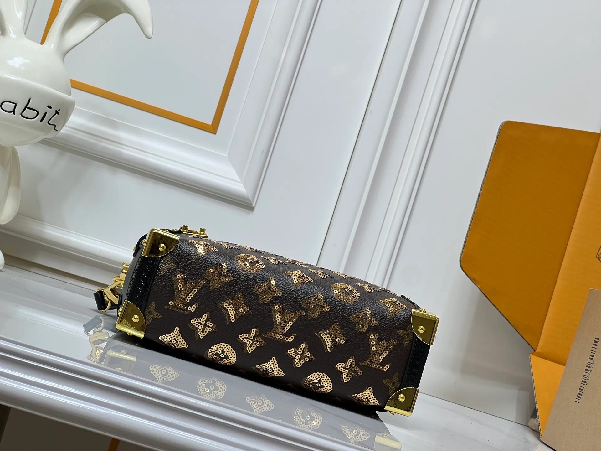 Batch 400💰92636 Gold sequins, sneak peek of the actual LV September series!! The cat series was very popular N years ago. This year, LV collaborated with Grace again, and a small part of the actual items were revealed ~ LV collaborated with stylist Grace Coddington on "Cats That Can't Wake Up". Don't miss it if you are a cat lover. Style No. 15154 #S-lock. The lock and detachable chain sparkle with gold. The appropriate size makes it easy to store daily items such as lipstick. Dimensions: 23.5×16x 8.5cm (lengthxheightxwidth)