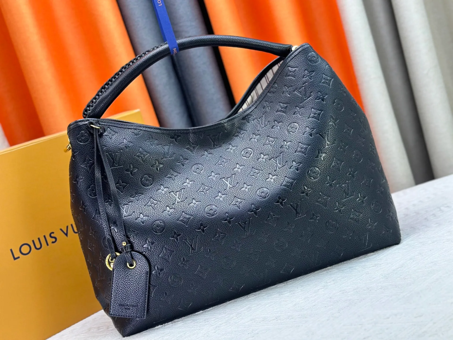 P300 upgrades the original M25877 Again bag, a new interpretation of the iconic Artsy design first launched in 2010, now more flexible, more iconic and more refined. Rooted in LV’s DNA, this bag pays homage to Louis Vuitton’s craftsmanship with its classic Monogram canvas base, hand-woven handles and customizable name tag. It's spacious enough to hold a laptop and opens to reveal multiple pockets. Gold hooks can be used to hang playful accessories! ! Size:50x30x15.5CM