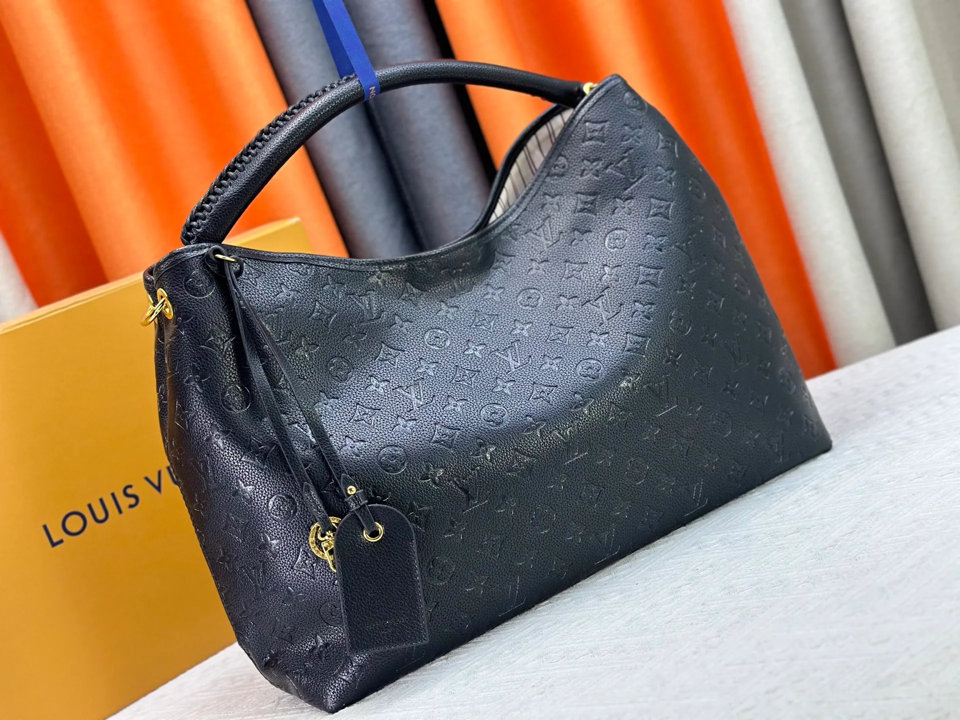 P300 upgrades the original M25877 Again bag, a new interpretation of the iconic Artsy design first launched in 2010, now more flexible, more iconic and more refined. Rooted in LV’s DNA, this bag pays homage to Louis Vuitton’s craftsmanship with its classic Monogram canvas base, hand-woven handles and customizable name tag. It's spacious enough to hold a laptop and opens to reveal multiple pockets. Gold hooks can be used to hang playful accessories! ! Size:50x30x15.5CM
