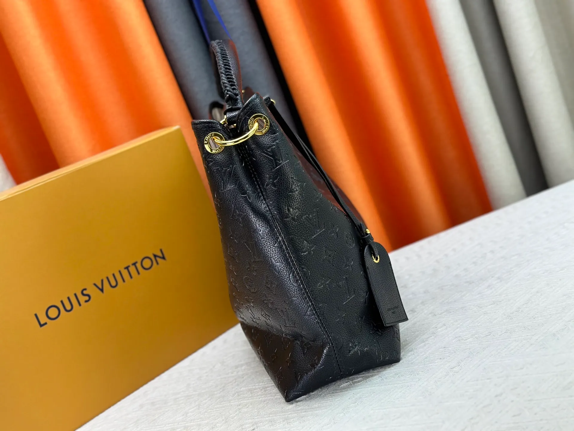 P300 upgrades the original M25877 Again bag, a new interpretation of the iconic Artsy design first launched in 2010, now more flexible, more iconic and more refined. Rooted in LV’s DNA, this bag pays homage to Louis Vuitton’s craftsmanship with its classic Monogram canvas base, hand-woven handles and customizable name tag. It's spacious enough to hold a laptop and opens to reveal multiple pockets. Gold hooks can be used to hang playful accessories! ! Size:50x30x15.5CM