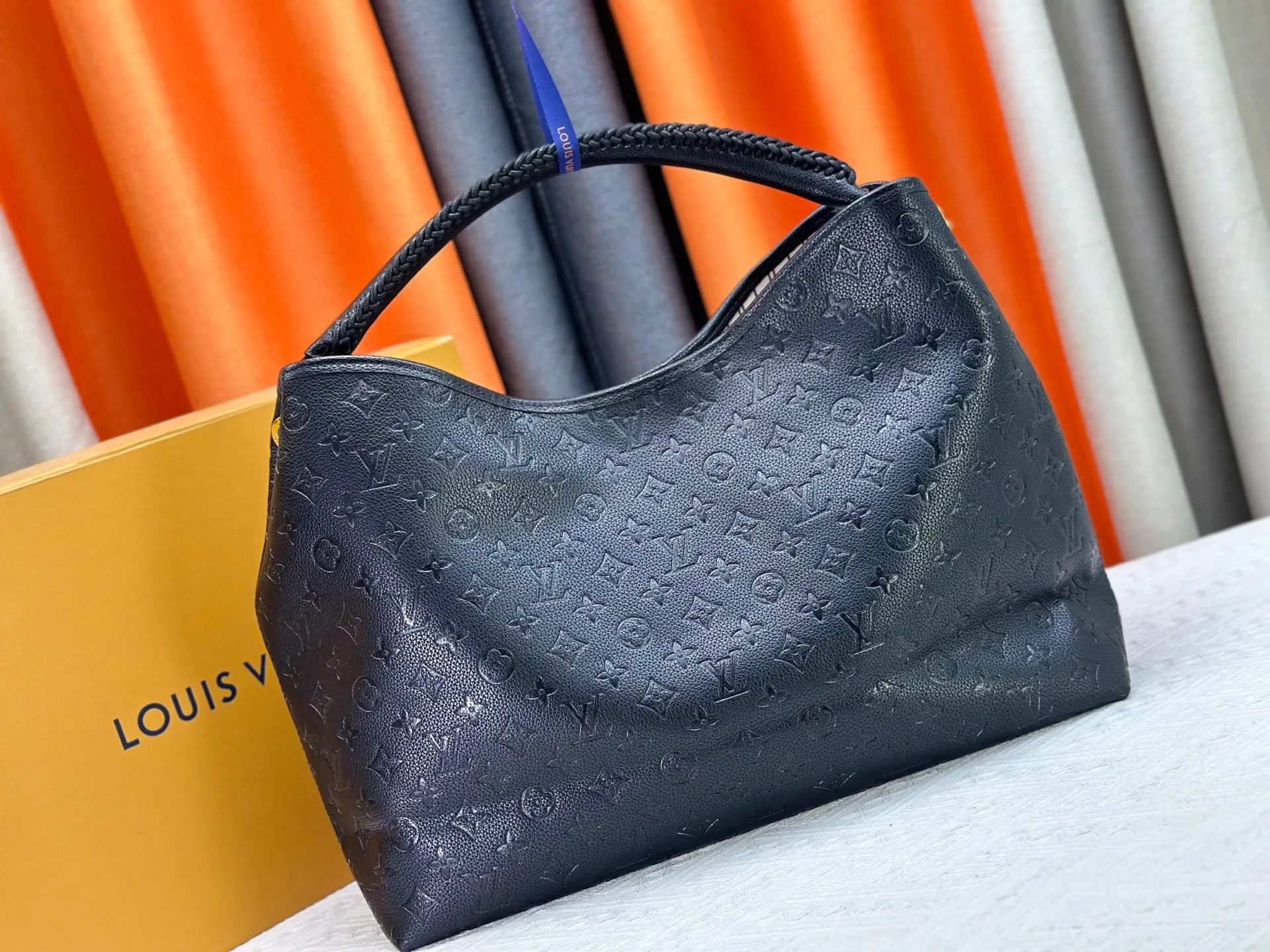 P300 upgrades the original M25877 Again bag, a new interpretation of the iconic Artsy design first launched in 2010, now more flexible, more iconic and more refined. Rooted in LV’s DNA, this bag pays homage to Louis Vuitton’s craftsmanship with its classic Monogram canvas base, hand-woven handles and customizable name tag. It's spacious enough to hold a laptop and opens to reveal multiple pockets. Gold hooks can be used to hang playful accessories! ! Size:50x30x15.5CM