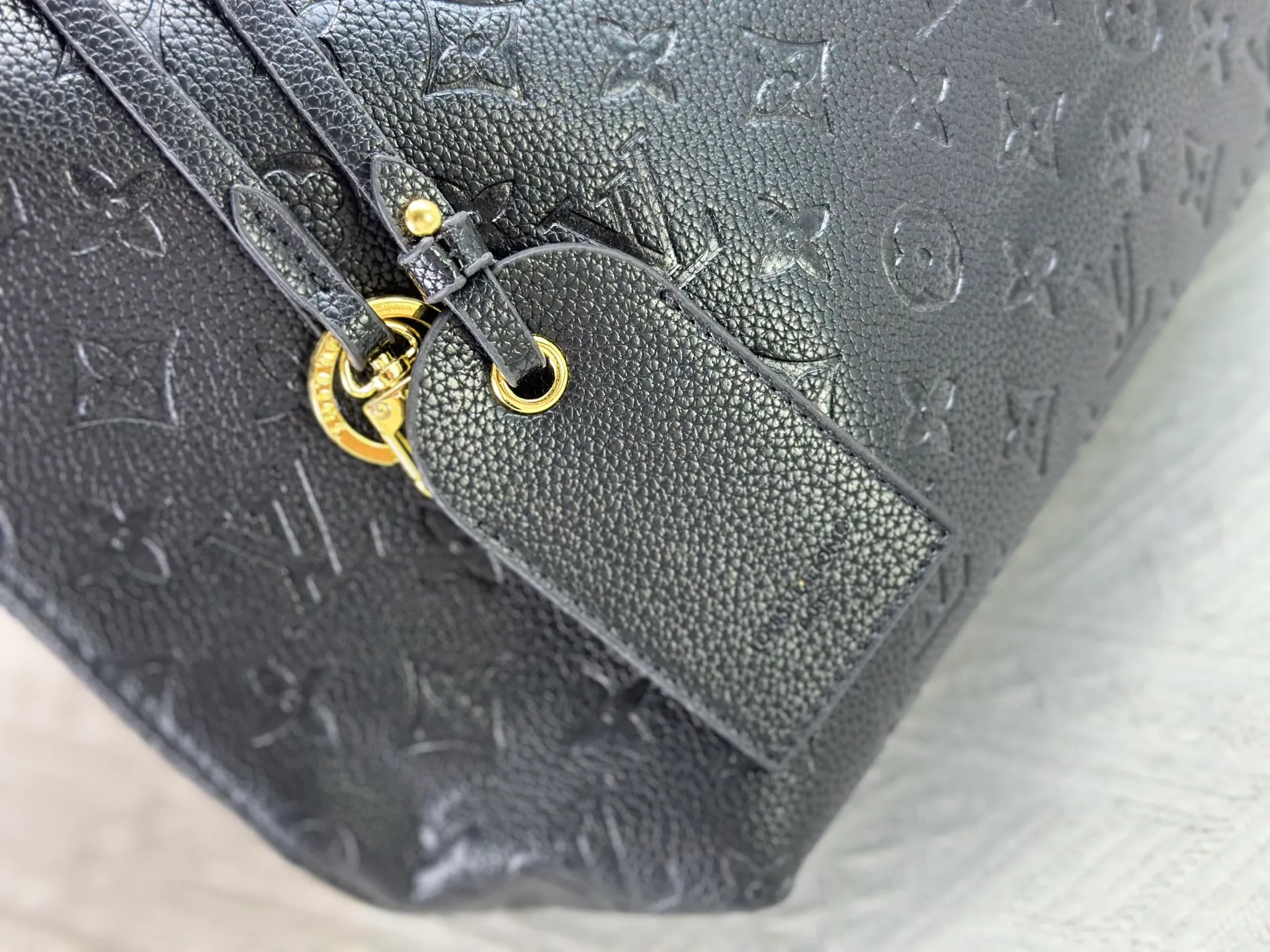 P300 upgrades the original M25877 Again bag, a new interpretation of the iconic Artsy design first launched in 2010, now more flexible, more iconic and more refined. Rooted in LV’s DNA, this bag pays homage to Louis Vuitton’s craftsmanship with its classic Monogram canvas base, hand-woven handles and customizable name tag. It's spacious enough to hold a laptop and opens to reveal multiple pockets. Gold hooks can be used to hang playful accessories! ! Size:50x30x15.5CM
