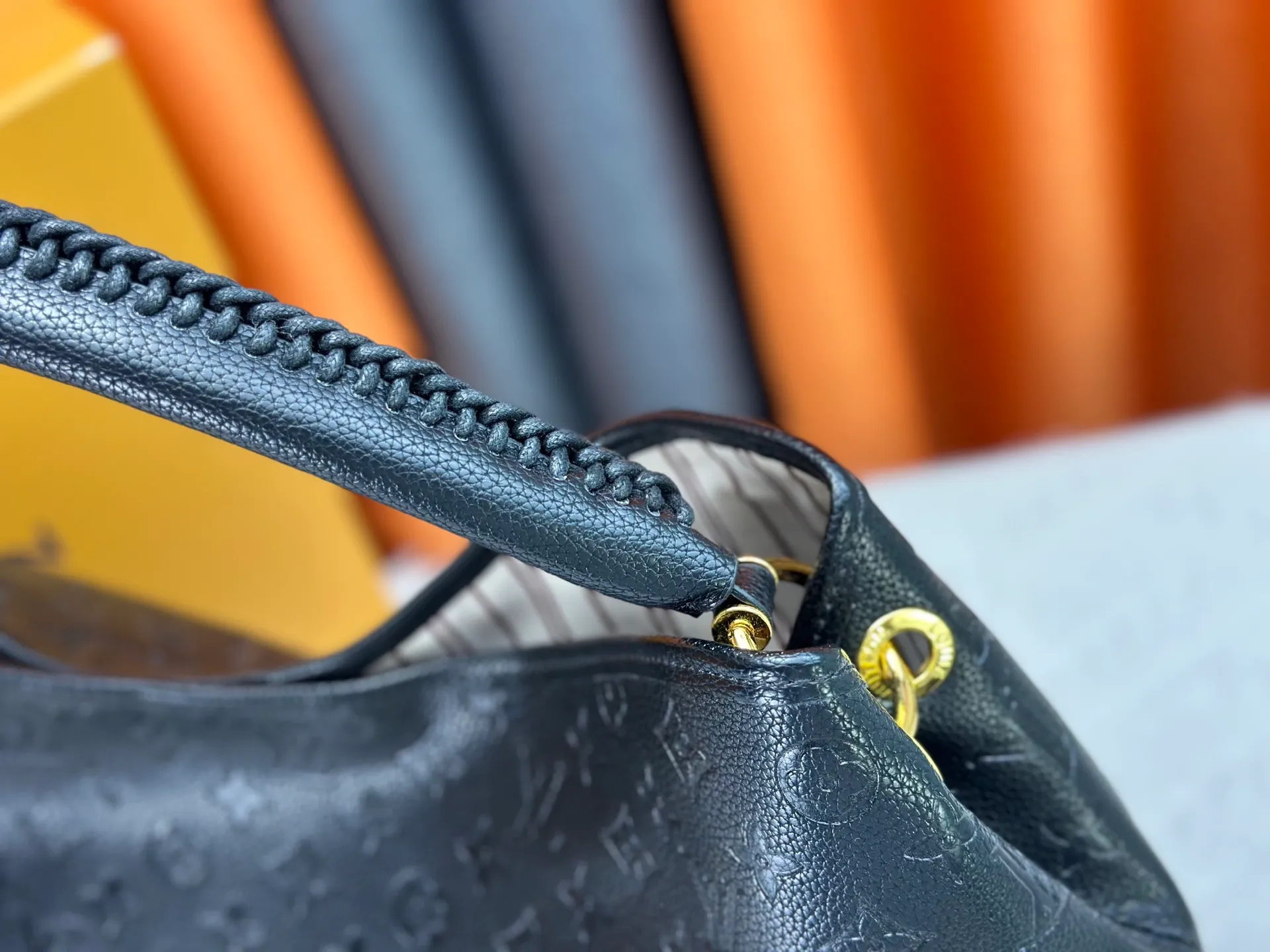 P300 upgrades the original M25877 Again bag, a new interpretation of the iconic Artsy design first launched in 2010, now more flexible, more iconic and more refined. Rooted in LV’s DNA, this bag pays homage to Louis Vuitton’s craftsmanship with its classic Monogram canvas base, hand-woven handles and customizable name tag. It's spacious enough to hold a laptop and opens to reveal multiple pockets. Gold hooks can be used to hang playful accessories! ! Size:50x30x15.5CM