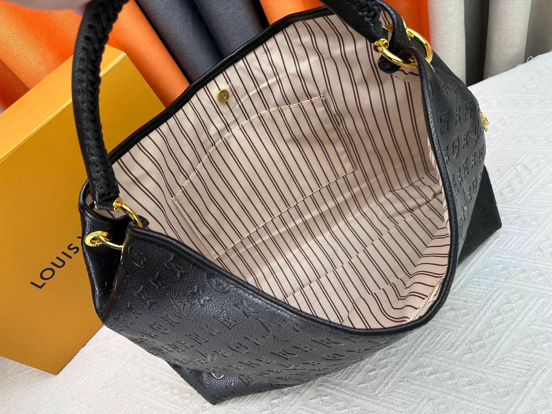 P300 upgrades the original M25877 Again bag, a new interpretation of the iconic Artsy design first launched in 2010, now more flexible, more iconic and more refined. Rooted in LV’s DNA, this bag pays homage to Louis Vuitton’s craftsmanship with its classic Monogram canvas base, hand-woven handles and customizable name tag. It's spacious enough to hold a laptop and opens to reveal multiple pockets. Gold hooks can be used to hang playful accessories! ! Size:50x30x15.5CM