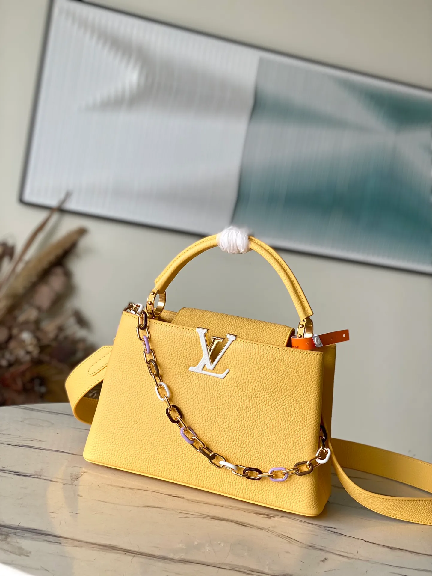 💰2760 (Special Grade Original Leather) M21798 M21652 Lemon Yellow Medium This Capucines medium handbag is made of Taurillon leather, with metal and resin links interlocking with each other, adding a fun carrying method in addition to the top handle and detachable wide shoulder strap. The signature flap of the Capucines collection is tucked in to reveal the logo. Dimensions: 31.5 x 20 x 11 cm