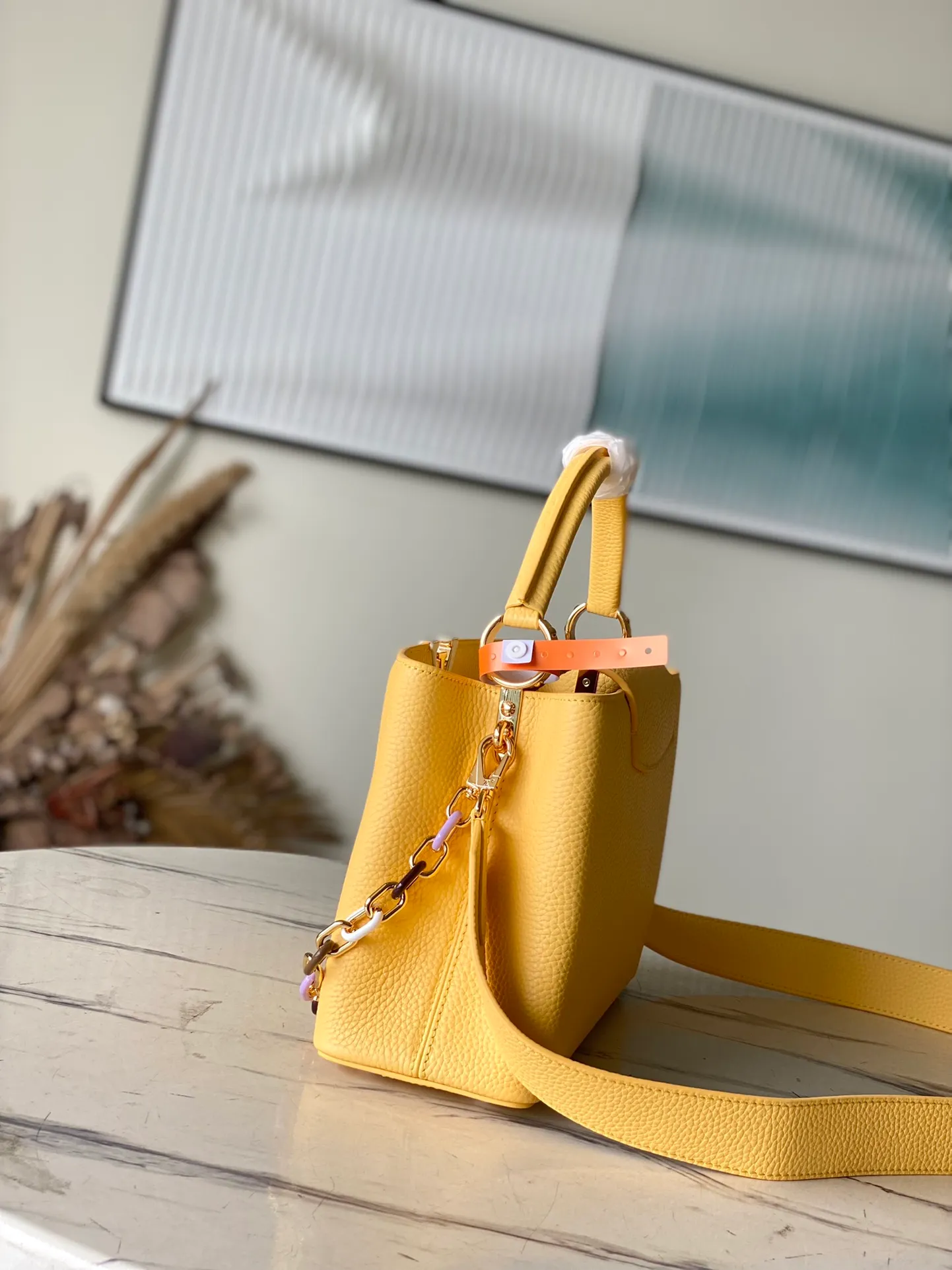 💰2760 (Special Grade Original Leather) M21798 M21652 Lemon Yellow Medium This Capucines medium handbag is made of Taurillon leather, with metal and resin links interlocking with each other, adding a fun carrying method in addition to the top handle and detachable wide shoulder strap. The signature flap of the Capucines collection is tucked in to reveal the logo. Dimensions: 31.5 x 20 x 11 cm