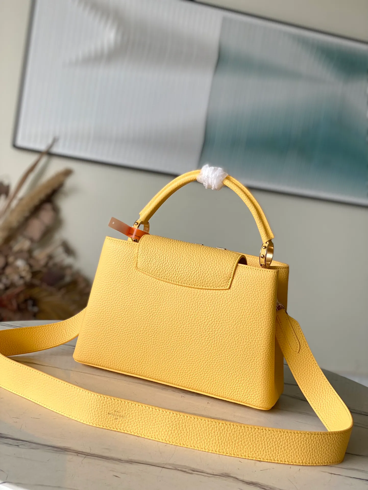 💰2760 (Special Grade Original Leather) M21798 M21652 Lemon Yellow Medium This Capucines medium handbag is made of Taurillon leather, with metal and resin links interlocking with each other, adding a fun carrying method in addition to the top handle and detachable wide shoulder strap. The signature flap of the Capucines collection is tucked in to reveal the logo. Dimensions: 31.5 x 20 x 11 cm