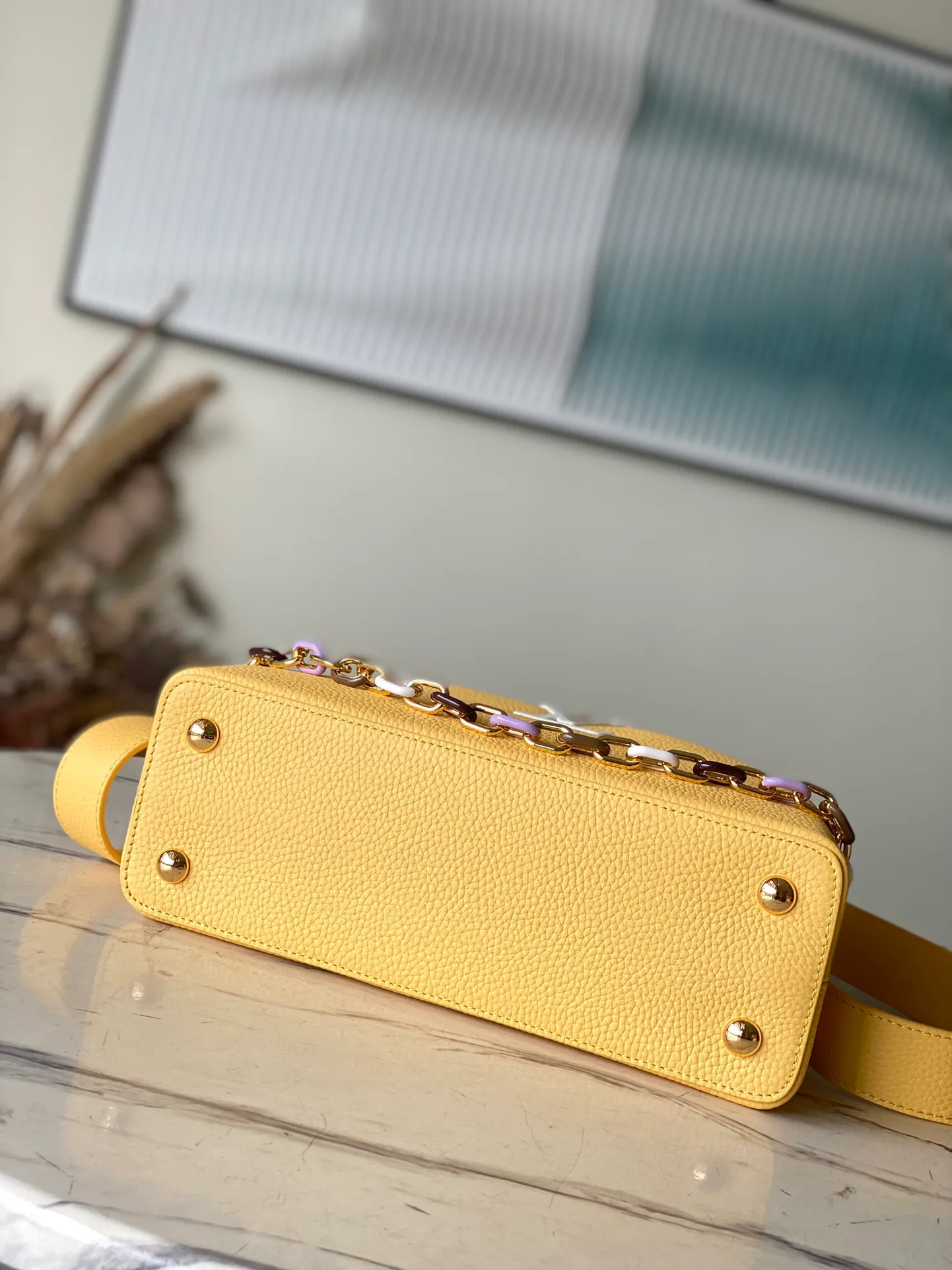 💰2760 (Special Grade Original Leather) M21798 M21652 Lemon Yellow Medium This Capucines medium handbag is made of Taurillon leather, with metal and resin links interlocking with each other, adding a fun carrying method in addition to the top handle and detachable wide shoulder strap. The signature flap of the Capucines collection is tucked in to reveal the logo. Dimensions: 31.5 x 20 x 11 cm
