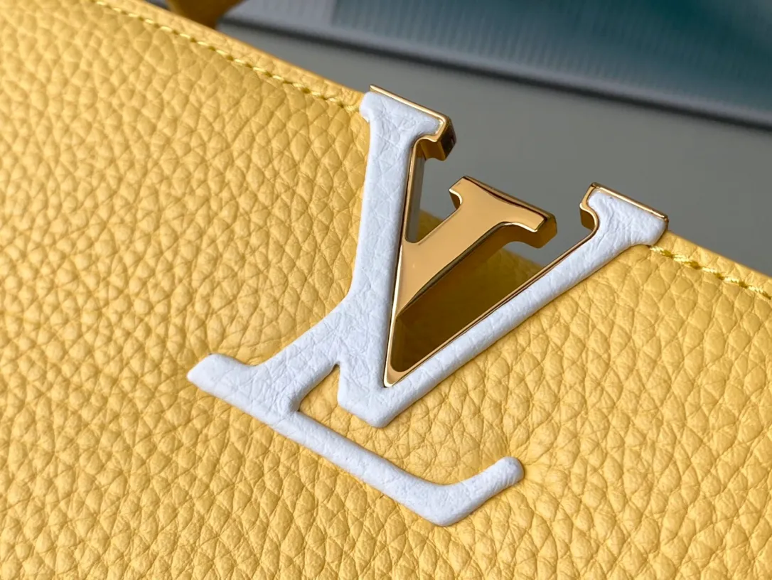 💰2760 (Special Grade Original Leather) M21798 M21652 Lemon Yellow Medium This Capucines medium handbag is made of Taurillon leather, with metal and resin links interlocking with each other, adding a fun carrying method in addition to the top handle and detachable wide shoulder strap. The signature flap of the Capucines collection is tucked in to reveal the logo. Dimensions: 31.5 x 20 x 11 cm