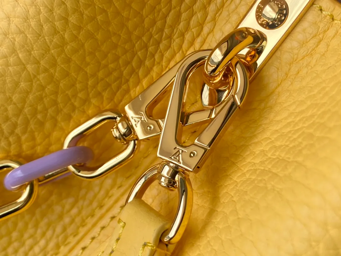 💰2760 (Special Grade Original Leather) M21798 M21652 Lemon Yellow Medium This Capucines medium handbag is made of Taurillon leather, with metal and resin links interlocking with each other, adding a fun carrying method in addition to the top handle and detachable wide shoulder strap. The signature flap of the Capucines collection is tucked in to reveal the logo. Dimensions: 31.5 x 20 x 11 cm