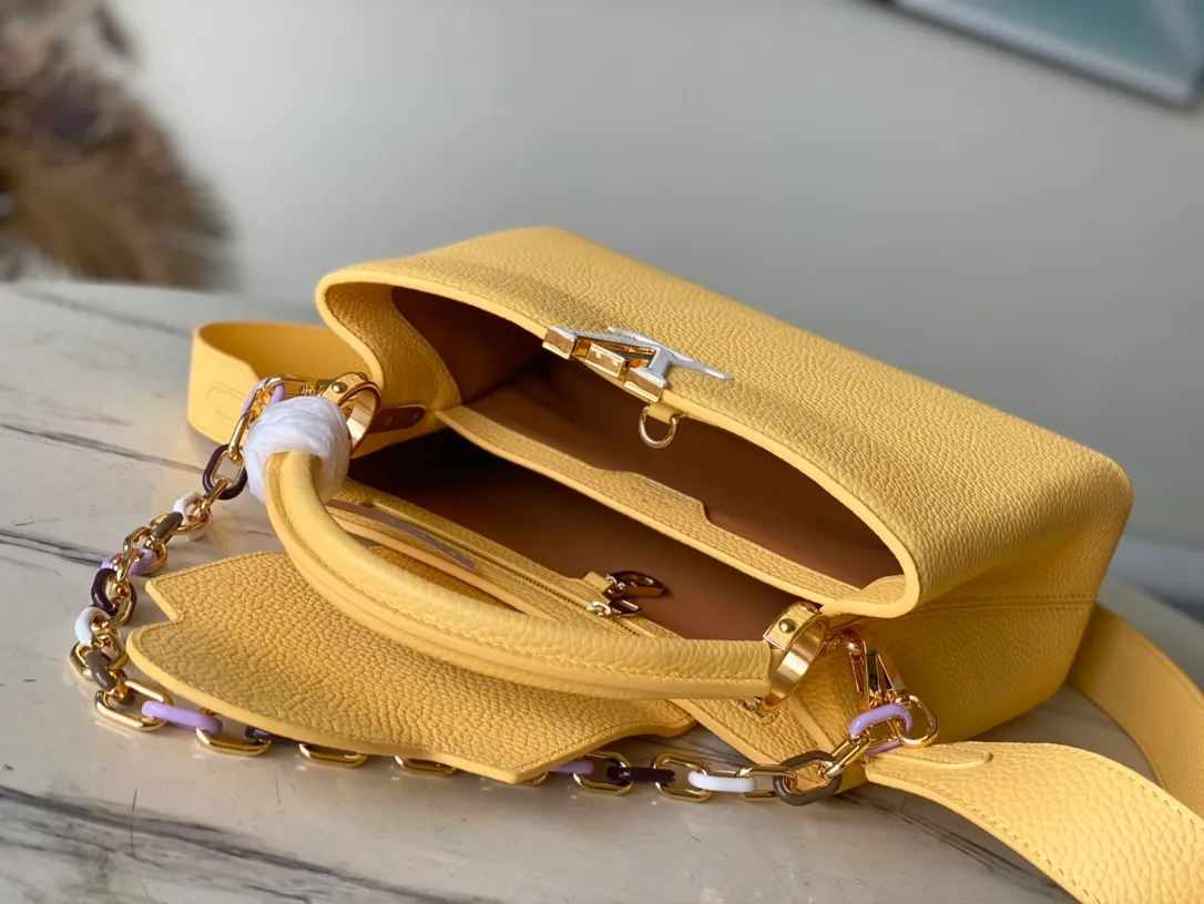💰2760 (Special Grade Original Leather) M21798 M21652 Lemon Yellow Medium This Capucines medium handbag is made of Taurillon leather, with metal and resin links interlocking with each other, adding a fun carrying method in addition to the top handle and detachable wide shoulder strap. The signature flap of the Capucines collection is tucked in to reveal the logo. Dimensions: 31.5 x 20 x 11 cm