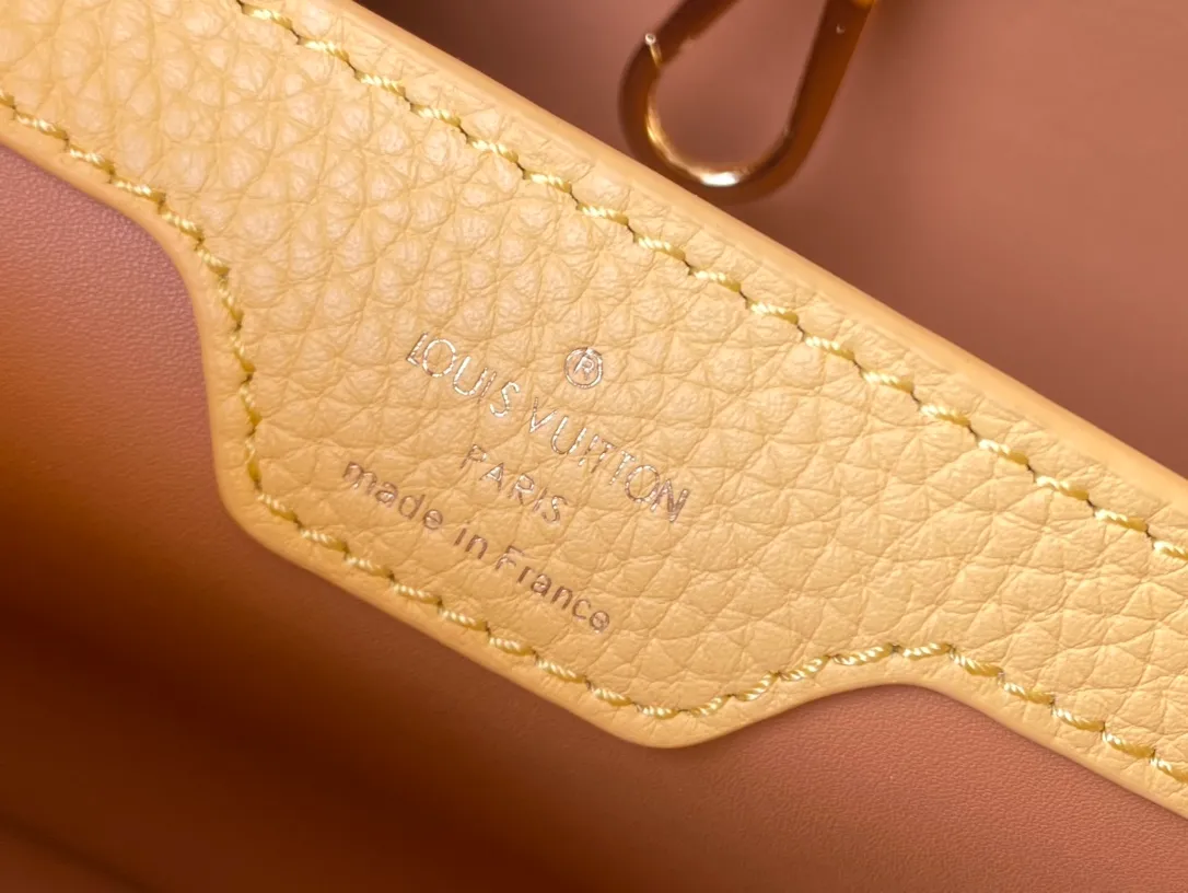 💰2760 (Special Grade Original Leather) M21798 M21652 Lemon Yellow Medium This Capucines medium handbag is made of Taurillon leather, with metal and resin links interlocking with each other, adding a fun carrying method in addition to the top handle and detachable wide shoulder strap. The signature flap of the Capucines collection is tucked in to reveal the logo. Dimensions: 31.5 x 20 x 11 cm