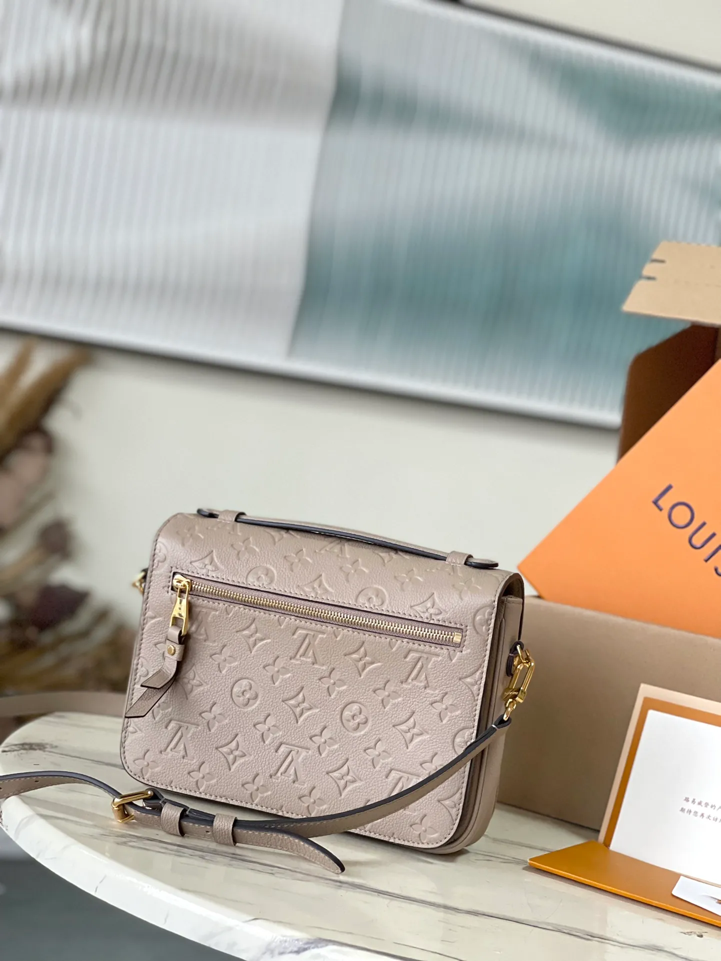 💰1040 (top layer leather) top original order M44881 supports counter inspection. The photo taken of duty-free goods is consistent with the product without opening the packaging. This product is an exclusive duty-free product in the market and is the highest-end product. Inspection is supported. This product has passed strict inspection and is flawless. Please wear gloves when touching the product. This product is not returnable or exchangeable. Please confirm the product first and then remove the label on the handle. This product is temporarily not open to the public, only regular customers, and is in short supply. Dimensions: 25 x 17 x 7 cm