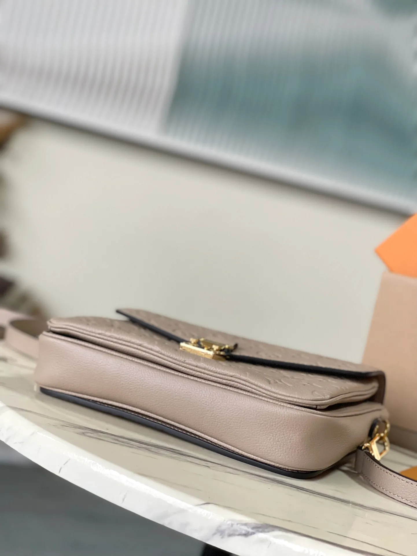 💰1040 (top layer leather) top original order M44881 supports counter inspection. The photo taken of duty-free goods is consistent with the product without opening the packaging. This product is an exclusive duty-free product in the market and is the highest-end product. Inspection is supported. This product has passed strict inspection and is flawless. Please wear gloves when touching the product. This product is not returnable or exchangeable. Please confirm the product first and then remove the label on the handle. This product is temporarily not open to the public, only regular customers, and is in short supply. Dimensions: 25 x 17 x 7 cm