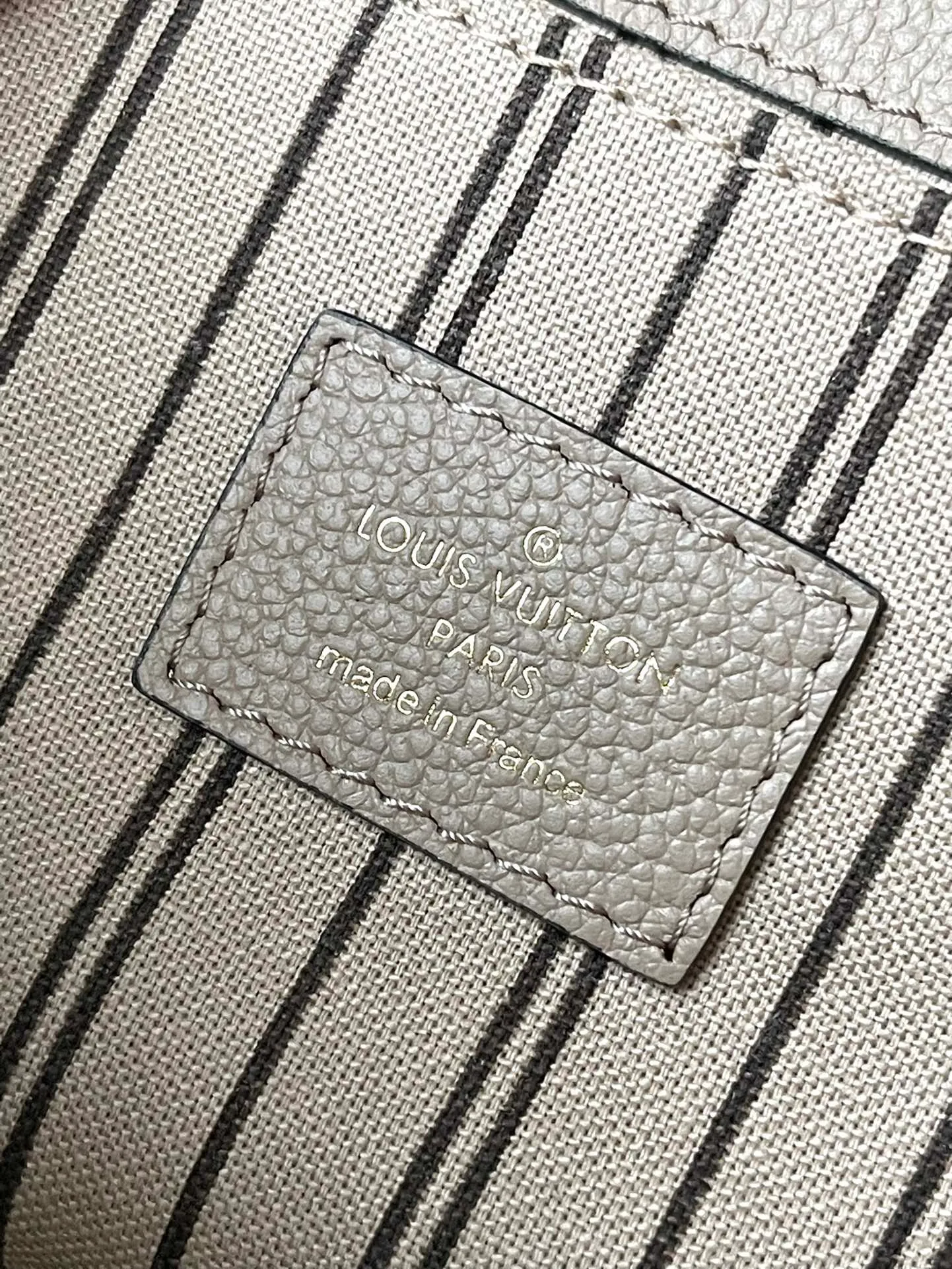 💰1040 (top layer leather) top original order M44881 supports counter inspection. The photo taken of duty-free goods is consistent with the product without opening the packaging. This product is an exclusive duty-free product in the market and is the highest-end product. Inspection is supported. This product has passed strict inspection and is flawless. Please wear gloves when touching the product. This product is not returnable or exchangeable. Please confirm the product first and then remove the label on the handle. This product is temporarily not open to the public, only regular customers, and is in short supply. Dimensions: 25 x 17 x 7 cm