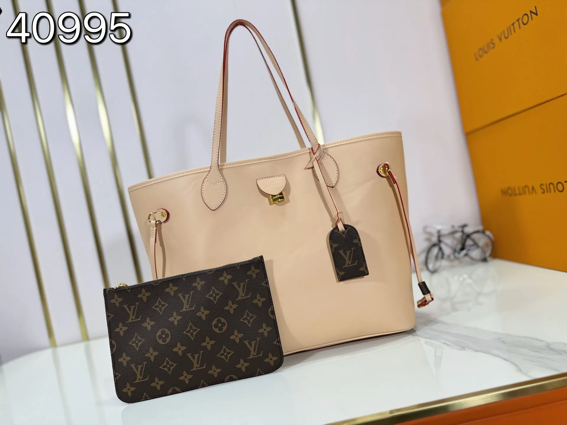P240 Upgraded original M40995 This Neverfull MM medium handbag reinterprets the classic Monogram Empreinte leather with the same color aesthetic. The Neverfull is a roomy bag with side laces that can tighten up for a sleek allure or relax for a casual look. Inside there is a removable bag that is secured to the bag with a leather cord. Size: 32-29-17cm