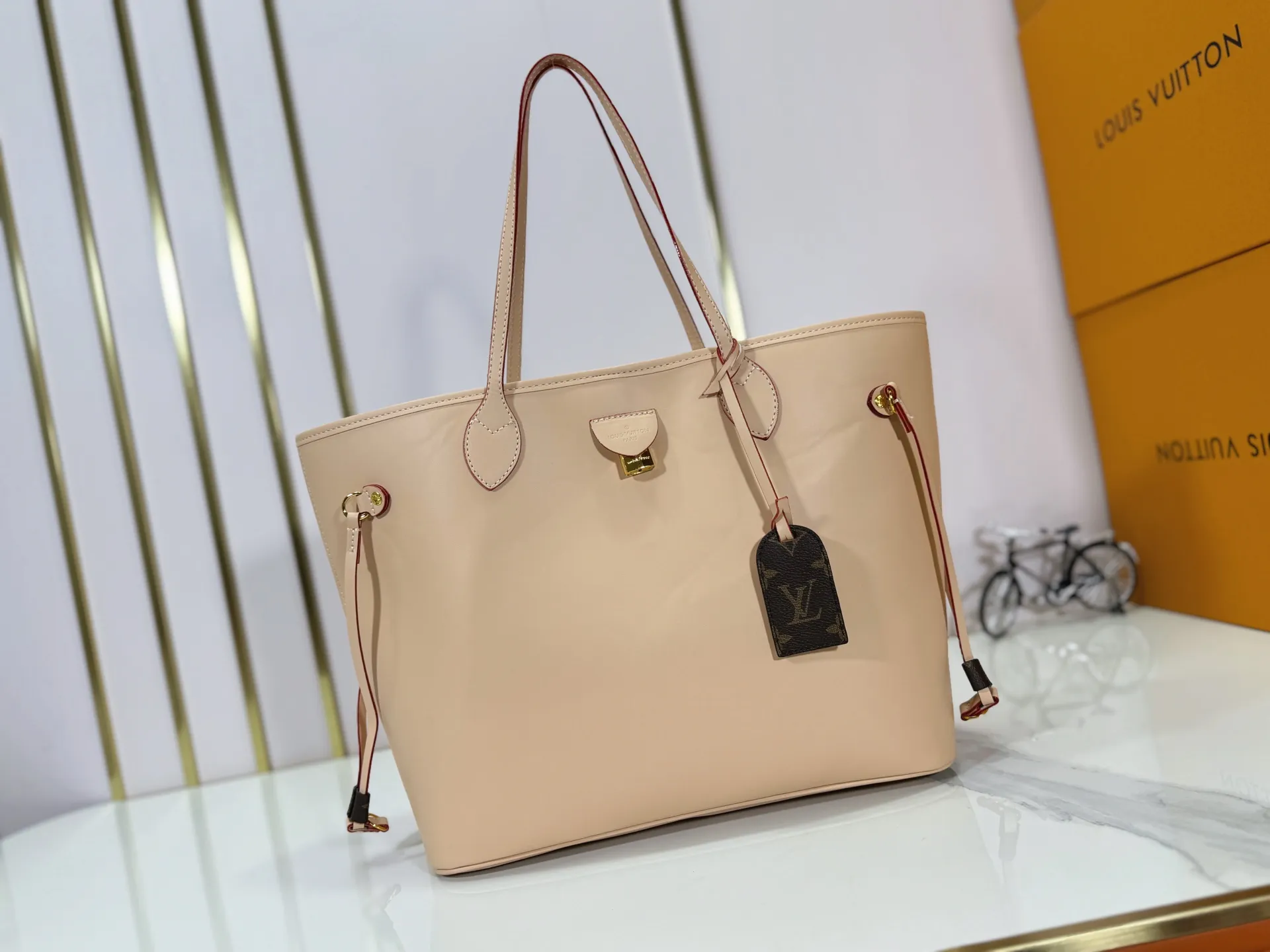 P240 Upgraded original M40995 This Neverfull MM medium handbag reinterprets the classic Monogram Empreinte leather with the same color aesthetic. The Neverfull is a roomy bag with side laces that can tighten up for a sleek allure or relax for a casual look. Inside there is a removable bag that is secured to the bag with a leather cord. Size: 32-29-17cm