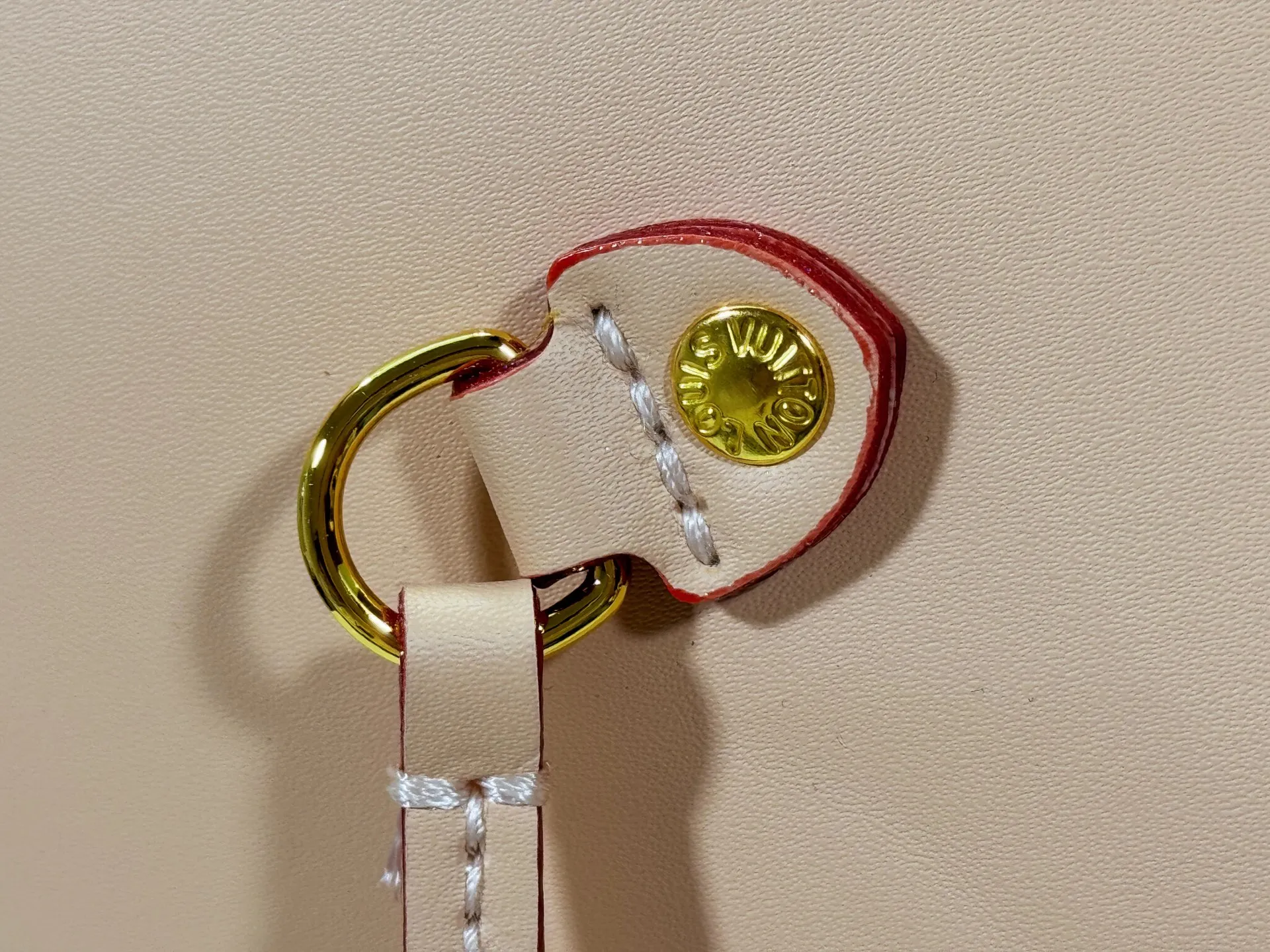 P240 Upgraded original M40995 This Neverfull MM medium handbag reinterprets the classic Monogram Empreinte leather with the same color aesthetic. The Neverfull is a roomy bag with side laces that can tighten up for a sleek allure or relax for a casual look. Inside there is a removable bag that is secured to the bag with a leather cord. Size: 32-29-17cm