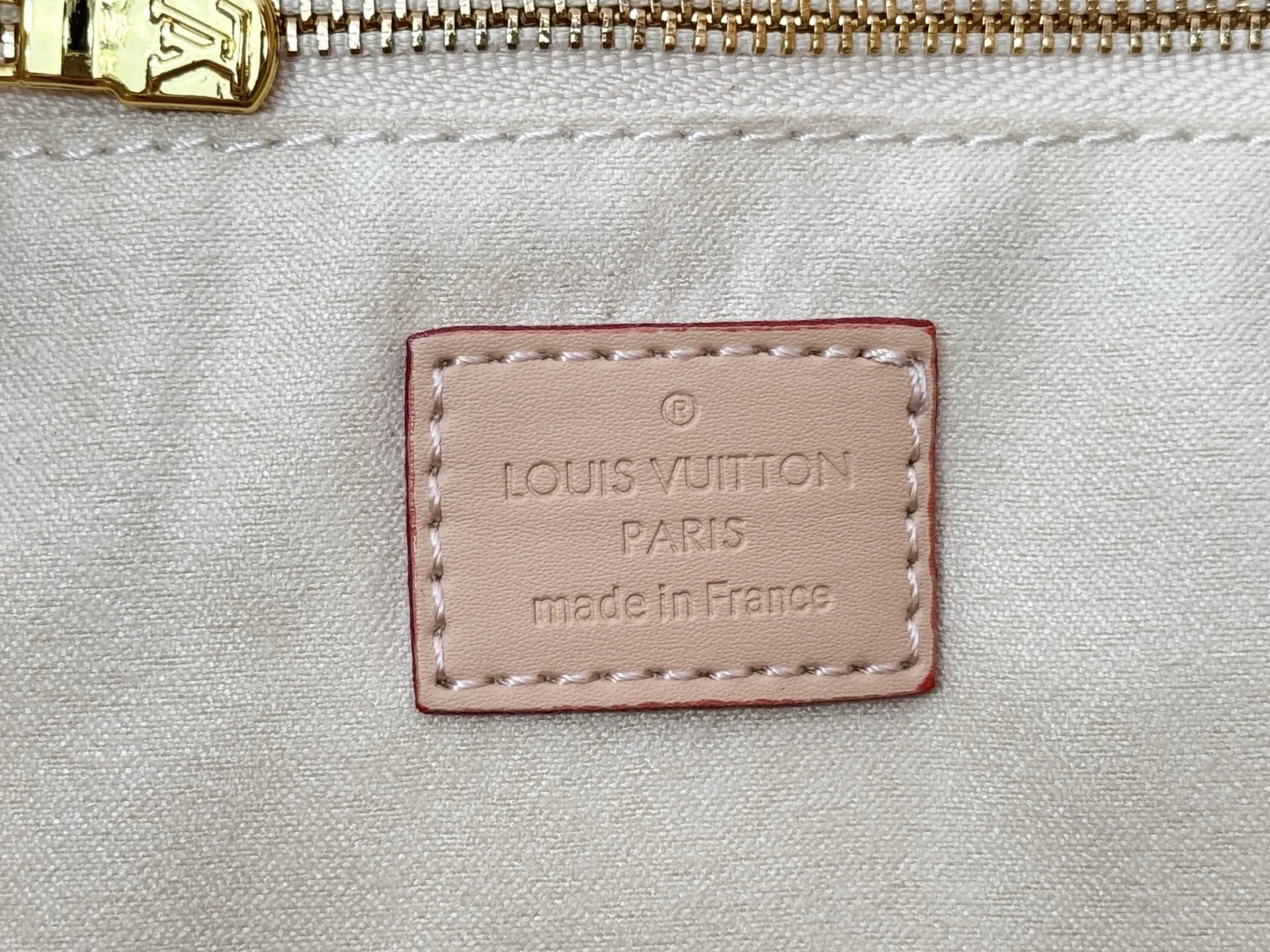 P240 Upgraded original M40995 This Neverfull MM medium handbag reinterprets the classic Monogram Empreinte leather with the same color aesthetic. The Neverfull is a roomy bag with side laces that can tighten up for a sleek allure or relax for a casual look. Inside there is a removable bag that is secured to the bag with a leather cord. Size: 32-29-17cm