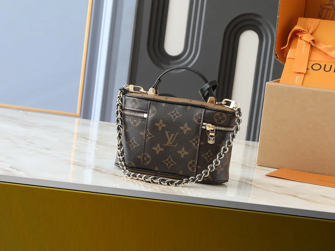 💰240💰Upgraded from the original M47125. This Vanity Chain Pouch handbag draws inspiration from the classic cosmetic case and interprets the travel spirit with Monogram canvas. The top handle and detachable braided chain are infused with leather elements, complementing the clean lines of the bag. The LV inscribed padlock and leather key holder continue the iconic details. Dimensions: 19.0 x 11.5 x 6.5 cm (length x height x width)