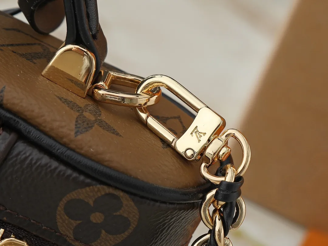 💰240💰Upgraded from the original M47125. This Vanity Chain Pouch handbag draws inspiration from the classic cosmetic case and interprets the travel spirit with Monogram canvas. The top handle and detachable braided chain are infused with leather elements, complementing the clean lines of the bag. The LV inscribed padlock and leather key holder continue the iconic details. Dimensions: 19.0 x 11.5 x 6.5 cm (length x height x width)