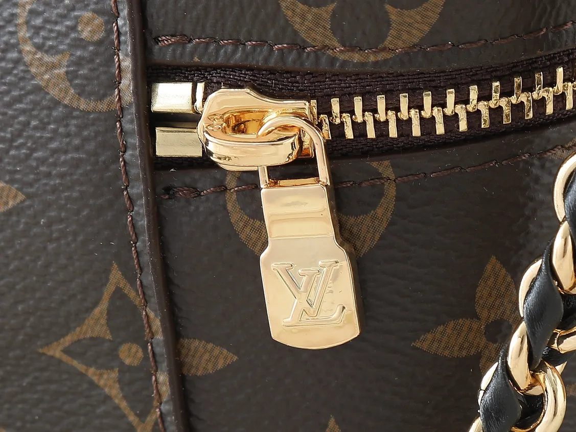 💰240💰Upgraded from the original M47125. This Vanity Chain Pouch handbag draws inspiration from the classic cosmetic case and interprets the travel spirit with Monogram canvas. The top handle and detachable braided chain are infused with leather elements, complementing the clean lines of the bag. The LV inscribed padlock and leather key holder continue the iconic details. Dimensions: 19.0 x 11.5 x 6.5 cm (length x height x width)