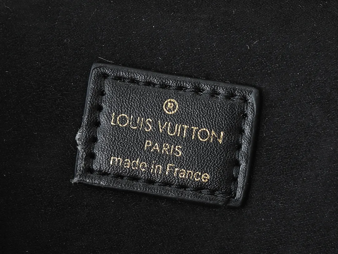 💰240💰Upgraded from the original M47125. This Vanity Chain Pouch handbag draws inspiration from the classic cosmetic case and interprets the travel spirit with Monogram canvas. The top handle and detachable braided chain are infused with leather elements, complementing the clean lines of the bag. The LV inscribed padlock and leather key holder continue the iconic details. Dimensions: 19.0 x 11.5 x 6.5 cm (length x height x width)