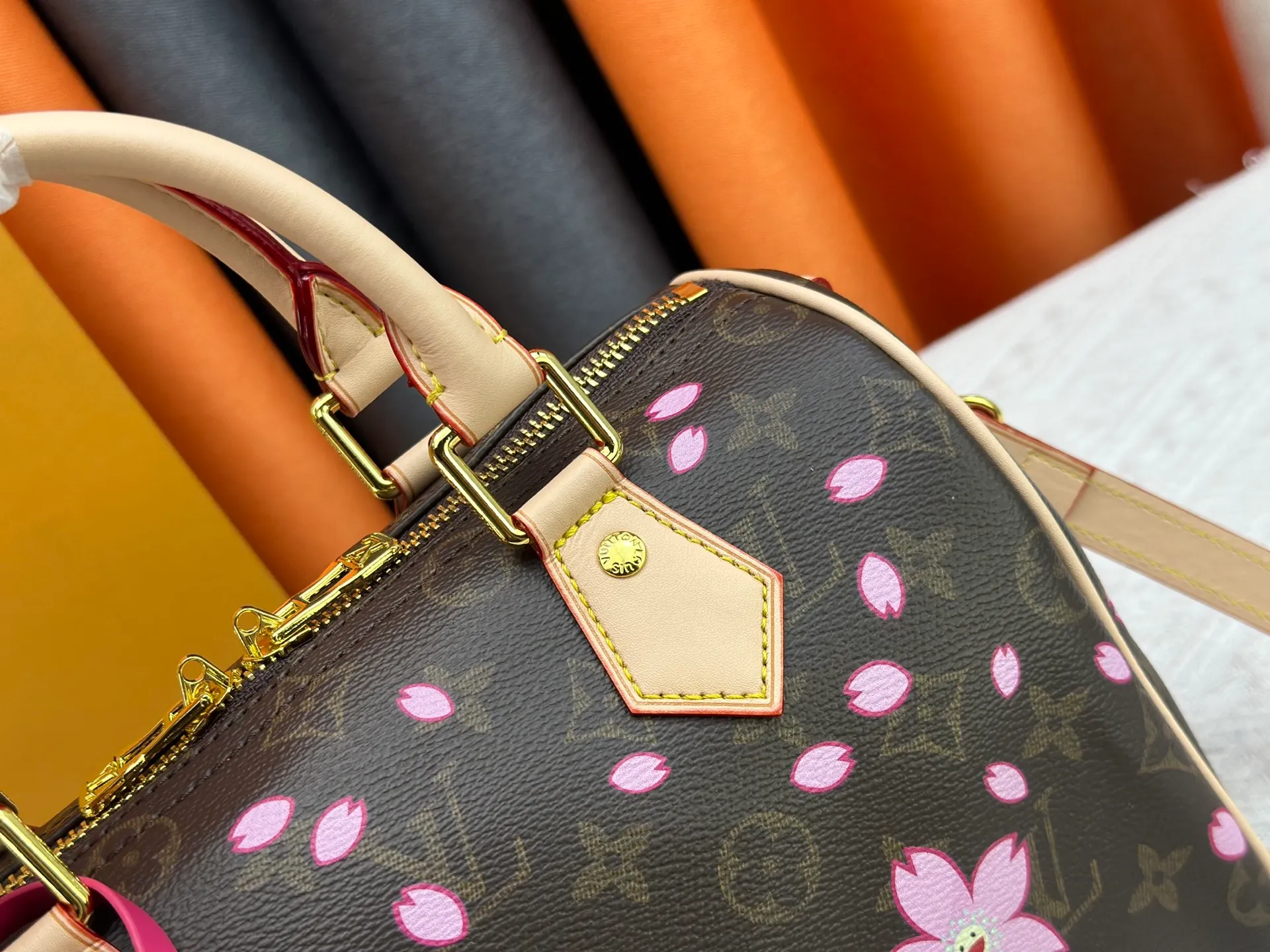 P260 M14174 This Speedy Bandoulière 25 handbag is from the Louis Vuitton x Takashi Murakami replica series. It incorporates the brand's classic Monogram coating into Takashi Murakami's vivid Cherry Blossom pattern, and then continues the same element into the removable bag decoration. Cow leather constructed Toron handles and removable leather shoulder strap, dual zippers and padlock keep personal belongings safe and secure.  19 x 15 x 25 cm (H x W x L) Cherry Blossom Monogram coated canvas Cow leather trim Removable Cherry Blossom trim Textile lining Metal hardware Double zip closure Internal zip pocket Padlock Holds a 6.7" smartphone, Victorine short wallet, headphones and keys Shoulder strap: removable, not adjustable Half-length strap: 44.0 cm Handles: Double handles