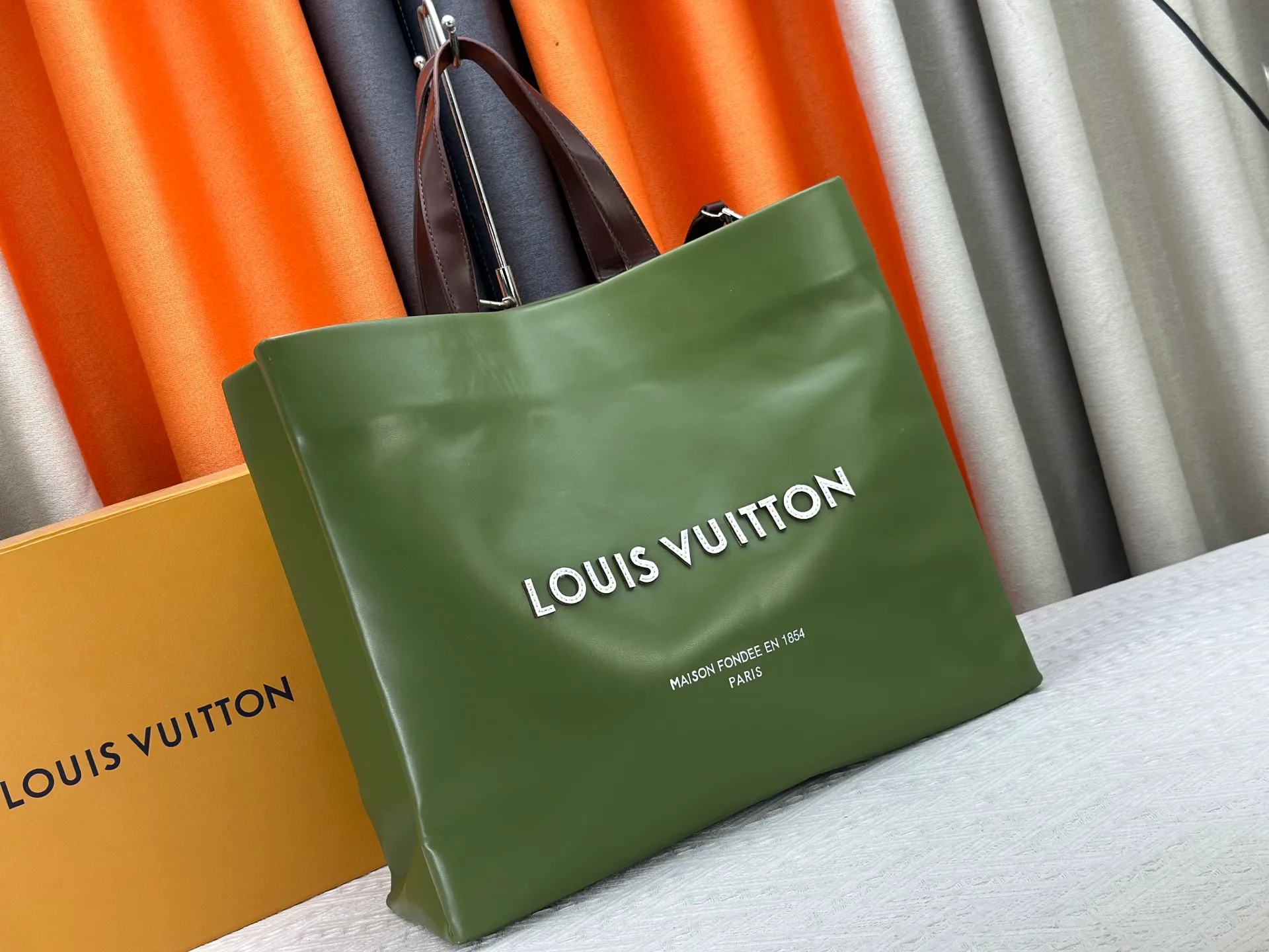 P300 M24457 Grass Green Pink Black Orange Blue Green Gray Presbyopia Plaid Black Crocodile Orange Crocodile Pattern 11 Colors ✔️ This Shopper medium handbag draws inspiration from Louis Vuitton shopping bags, with the words Louis Vuitton and Maison Fondée En 1854 written on soft cow leather, with top handles and detachable shoulder straps. Size: 40x32x16cm