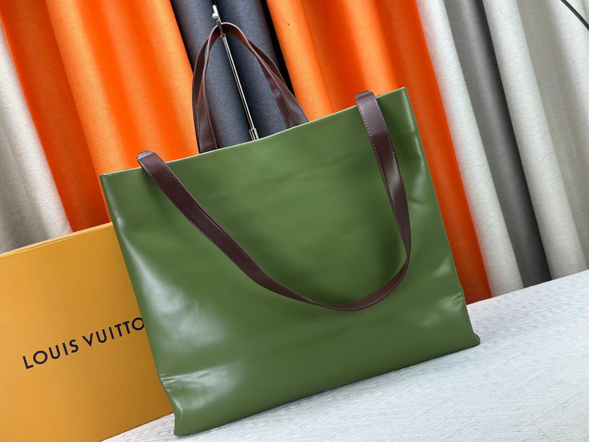 P300 M24457 Grass Green Pink Black Orange Blue Green Gray Presbyopia Plaid Black Crocodile Orange Crocodile Pattern 11 Colors ✔️ This Shopper medium handbag draws inspiration from Louis Vuitton shopping bags, with the words Louis Vuitton and Maison Fondée En 1854 written on soft cow leather, with top handles and detachable shoulder straps. Size: 40x32x16cm