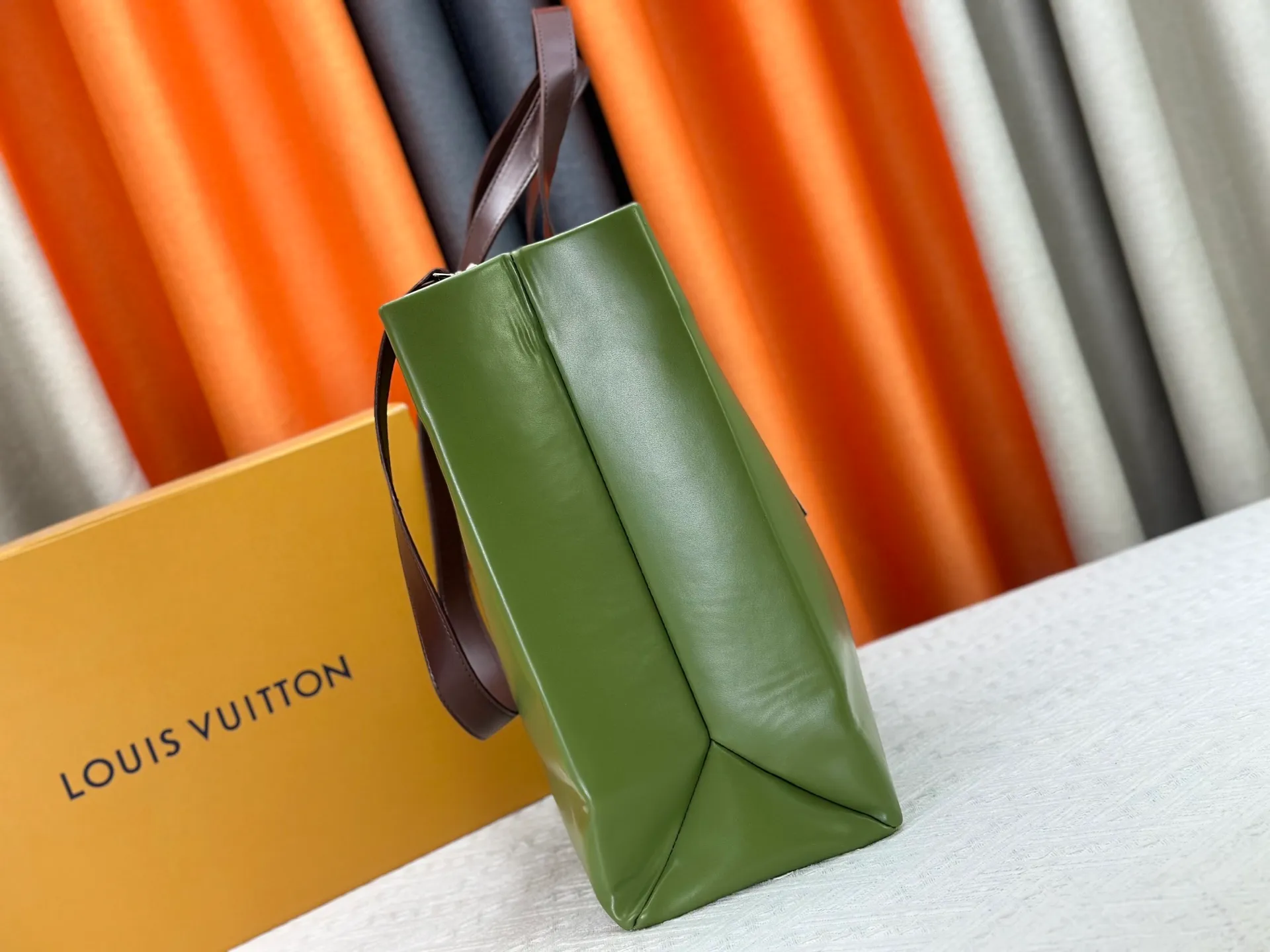 P300 M24457 Grass Green Pink Black Orange Blue Green Gray Presbyopia Plaid Black Crocodile Orange Crocodile Pattern 11 Colors ✔️ This Shopper medium handbag draws inspiration from Louis Vuitton shopping bags, with the words Louis Vuitton and Maison Fondée En 1854 written on soft cow leather, with top handles and detachable shoulder straps. Size: 40x32x16cm