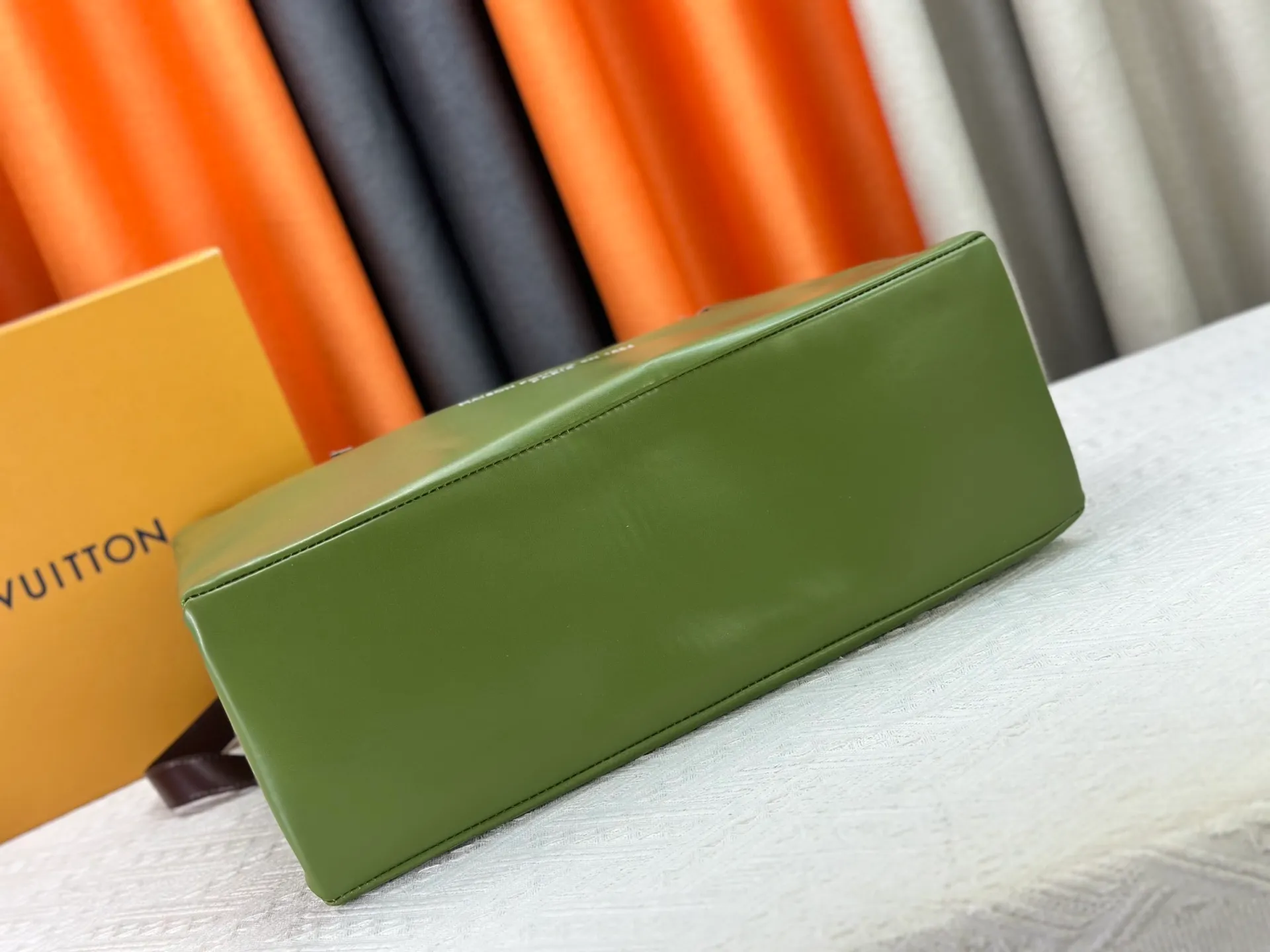 P300 M24457 Grass Green Pink Black Orange Blue Green Gray Presbyopia Plaid Black Crocodile Orange Crocodile Pattern 11 Colors ✔️ This Shopper medium handbag draws inspiration from Louis Vuitton shopping bags, with the words Louis Vuitton and Maison Fondée En 1854 written on soft cow leather, with top handles and detachable shoulder straps. Size: 40x32x16cm