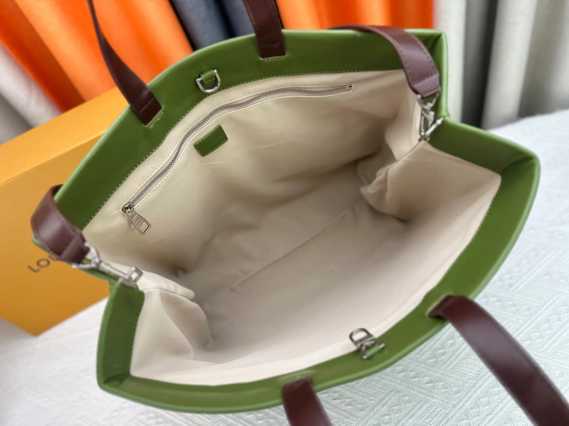 P300 M24457 Grass Green Pink Black Orange Blue Green Gray Presbyopia Plaid Black Crocodile Orange Crocodile Pattern 11 Colors ✔️ This Shopper medium handbag draws inspiration from Louis Vuitton shopping bags, with the words Louis Vuitton and Maison Fondée En 1854 written on soft cow leather, with top handles and detachable shoulder straps. Size: 40x32x16cm
