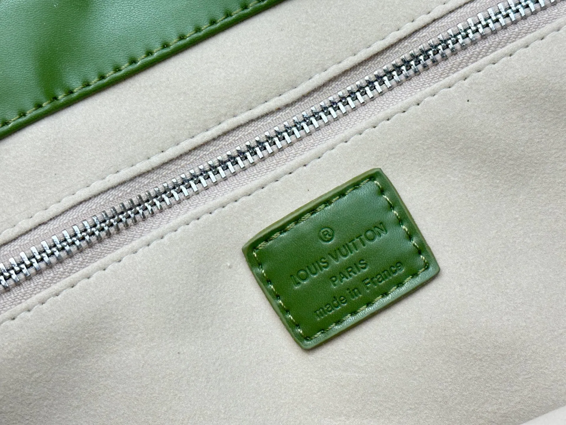 P300 M24457 Grass Green Pink Black Orange Blue Green Gray Presbyopia Plaid Black Crocodile Orange Crocodile Pattern 11 Colors ✔️ This Shopper medium handbag draws inspiration from Louis Vuitton shopping bags, with the words Louis Vuitton and Maison Fondée En 1854 written on soft cow leather, with top handles and detachable shoulder straps. Size: 40x32x16cm