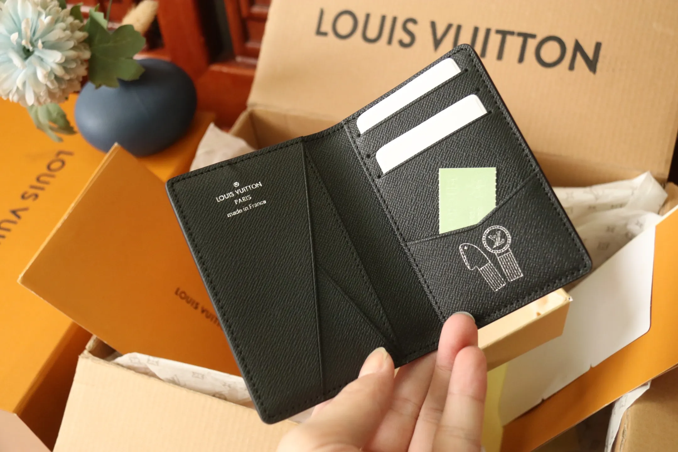 Top original single pocket wallet M14314 card holder 🌟P260 Classic Louis Vuit design creates mainstream men's products - new products made of durable material Damier Graphite are now available. It’s the ultimate masculine statement for men. Dimensions 7.5 x 11.0