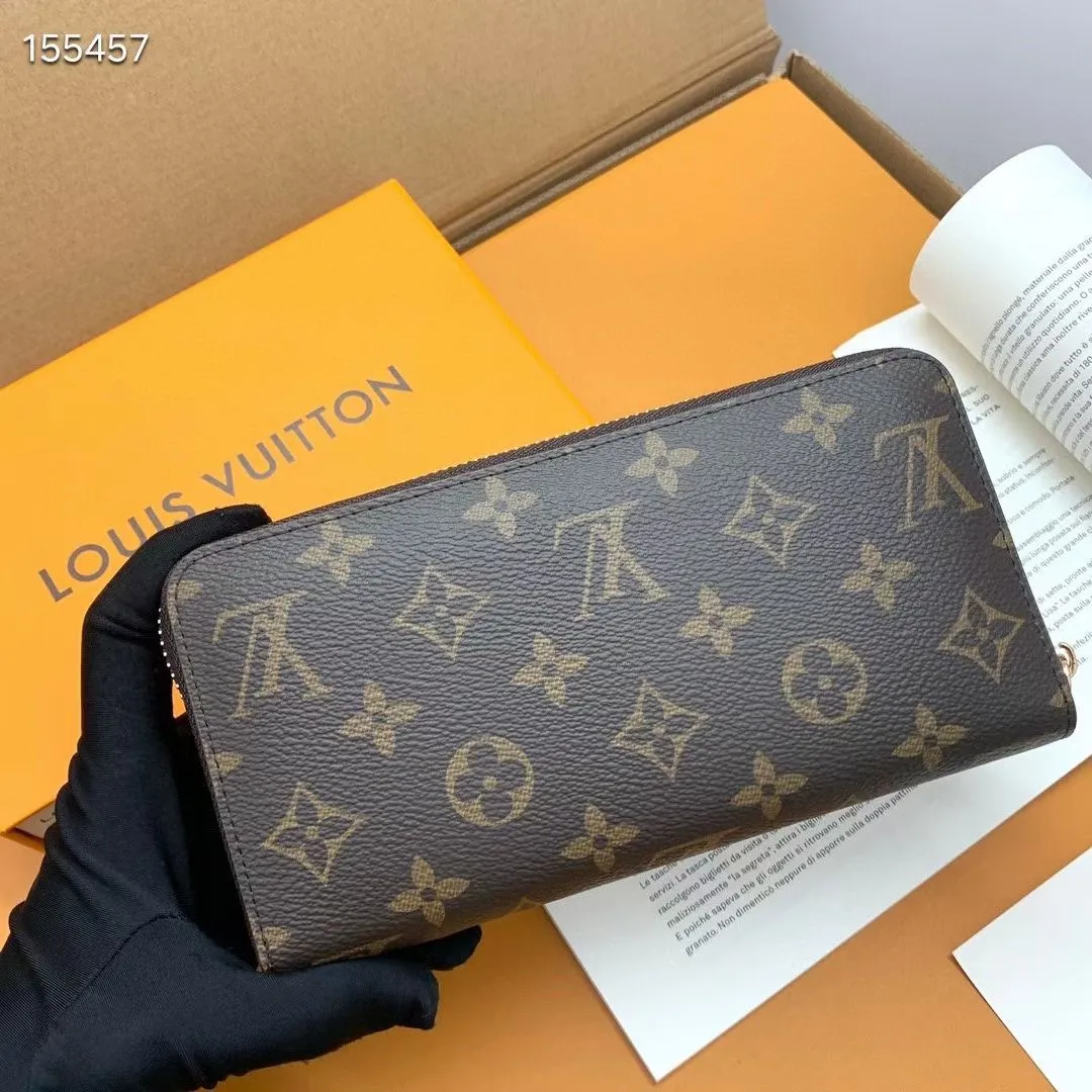 P100💰 💎M60017 inner color ❤️ brown powder ZIPPY zipper wallet. The Zippy wallet pays homage to Louis Vuitton's heritage of travel and trunk making, with a travel-style patch and Louis Vuitton logo. With its compact interior and simple design, this wallet is ideal for everyday use. Model M60017. Size: 19x10.