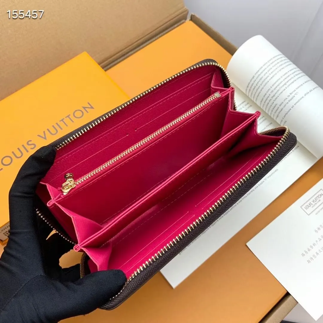P100💰 💎M60017 inner color ❤️ brown powder ZIPPY zipper wallet. The Zippy wallet pays homage to Louis Vuitton's heritage of travel and trunk making, with a travel-style patch and Louis Vuitton logo. With its compact interior and simple design, this wallet is ideal for everyday use. Model M60017. Size: 19x10.