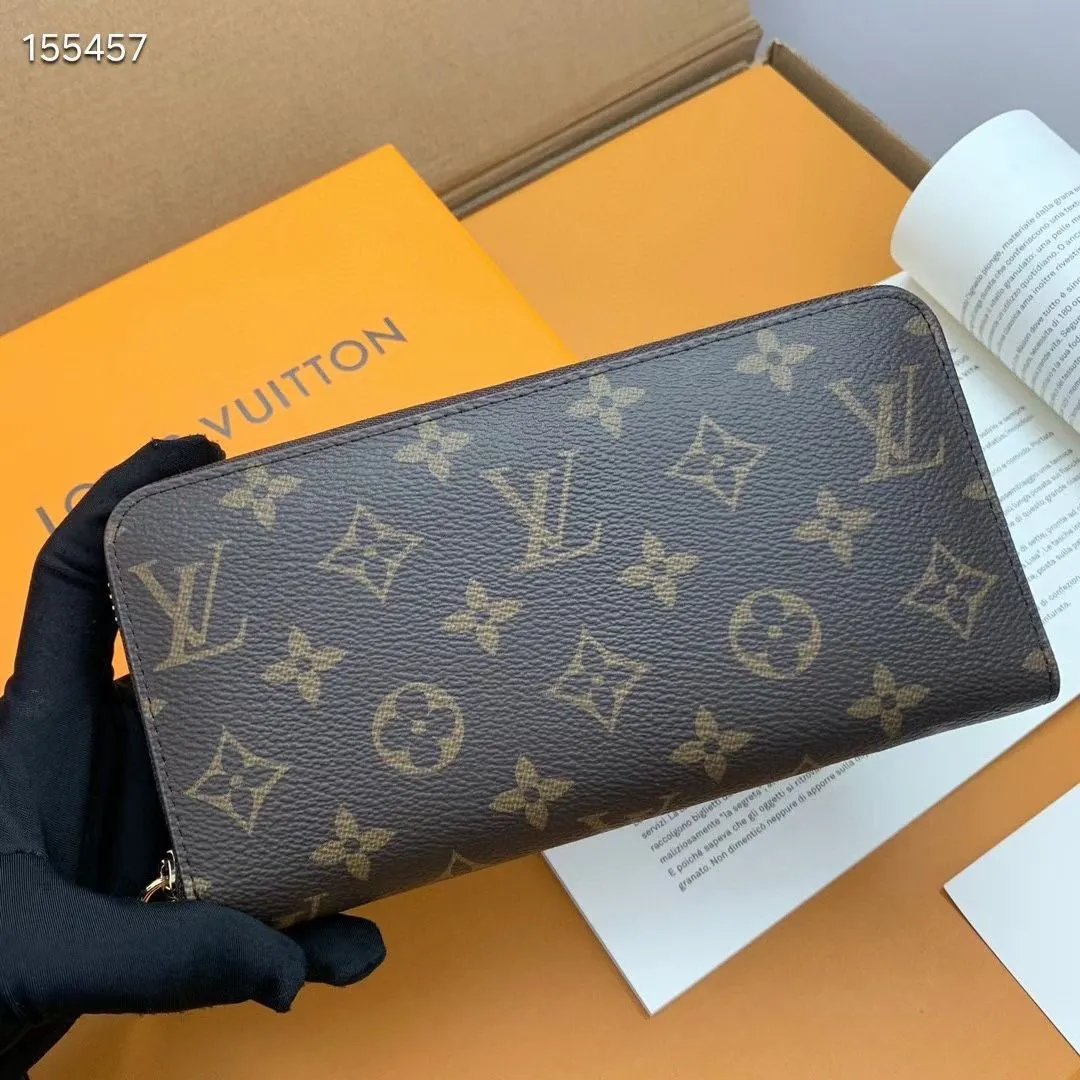 P100💰 💎M60017 inner color ❤️ brown powder ZIPPY zipper wallet. The Zippy wallet pays homage to Louis Vuitton's heritage of travel and trunk making, with a travel-style patch and Louis Vuitton logo. With its compact interior and simple design, this wallet is ideal for everyday use. Model M60017. Size: 19x10.