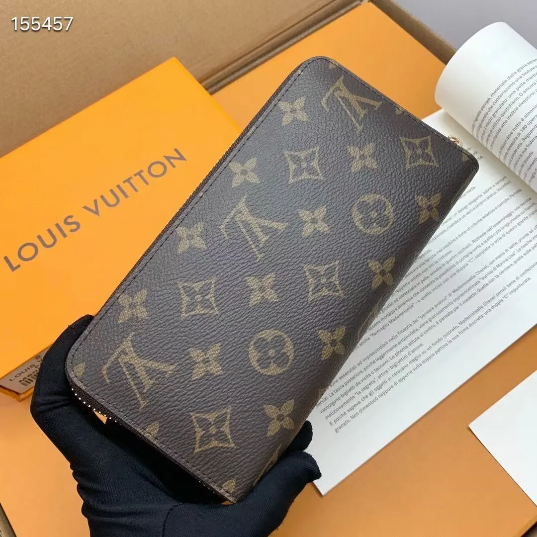 P100💰 💎M60017 inner color ❤️ brown powder ZIPPY zipper wallet. The Zippy wallet pays homage to Louis Vuitton's heritage of travel and trunk making, with a travel-style patch and Louis Vuitton logo. With its compact interior and simple design, this wallet is ideal for everyday use. Model M60017. Size: 19x10.