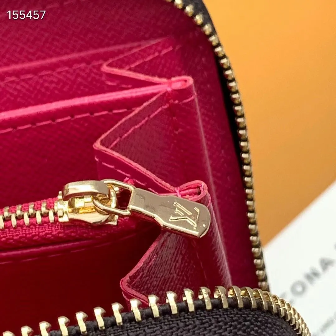 P100💰 💎M60017 inner color ❤️ brown powder ZIPPY zipper wallet. The Zippy wallet pays homage to Louis Vuitton's heritage of travel and trunk making, with a travel-style patch and Louis Vuitton logo. With its compact interior and simple design, this wallet is ideal for everyday use. Model M60017. Size: 19x10.