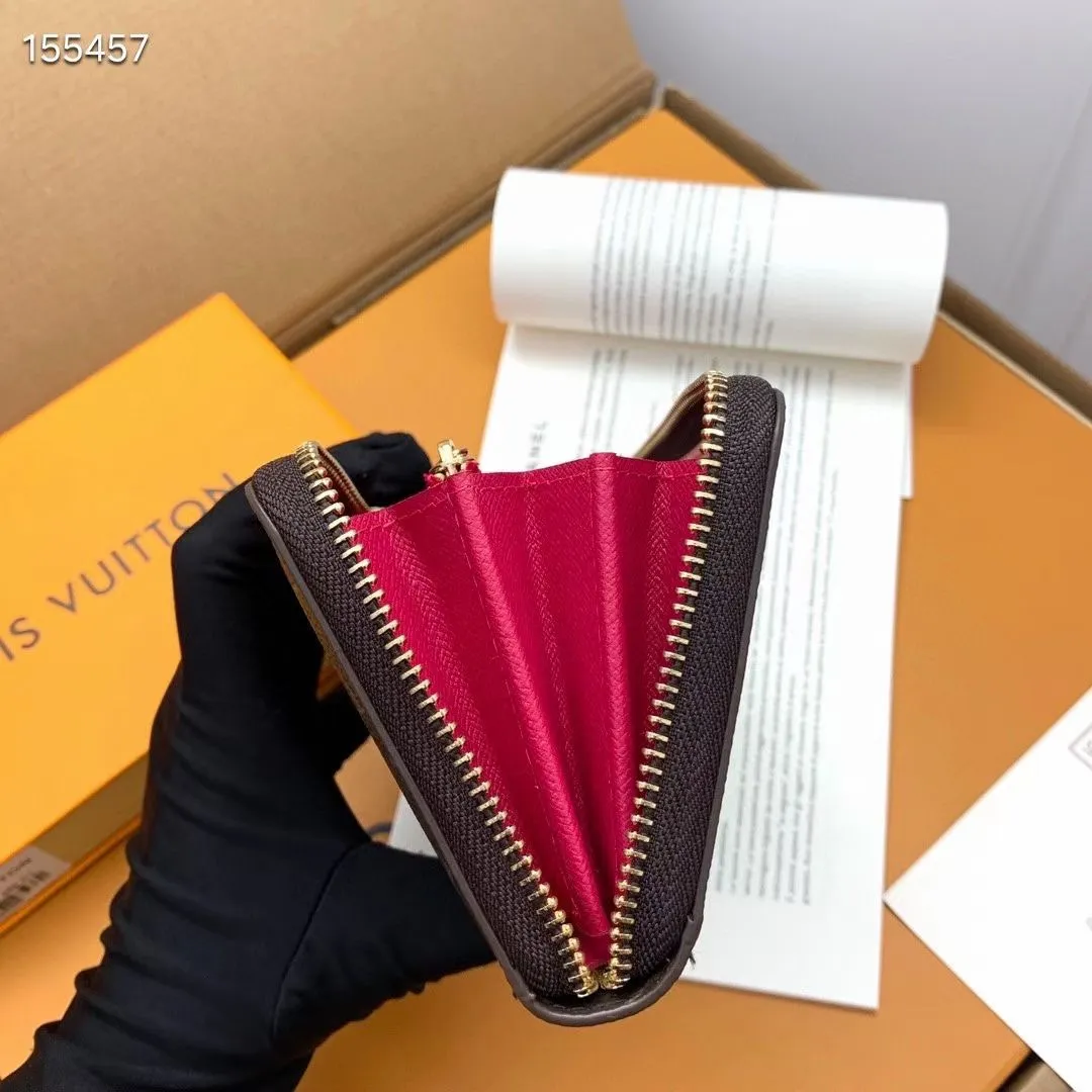 P100💰 💎M60017 inner color ❤️ brown powder ZIPPY zipper wallet. The Zippy wallet pays homage to Louis Vuitton's heritage of travel and trunk making, with a travel-style patch and Louis Vuitton logo. With its compact interior and simple design, this wallet is ideal for everyday use. Model M60017. Size: 19x10.