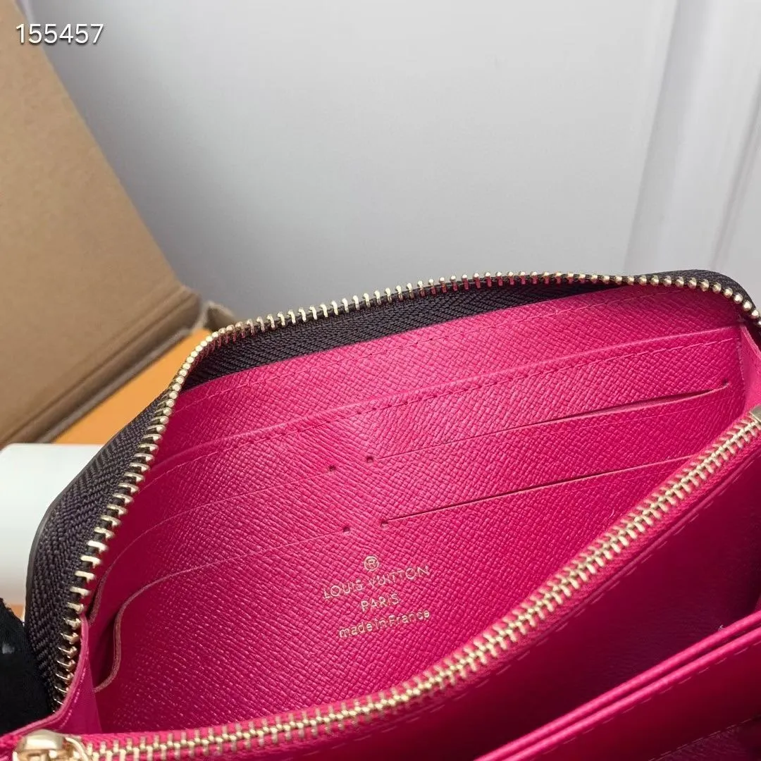P100💰 💎M60017 inner color ❤️ brown powder ZIPPY zipper wallet. The Zippy wallet pays homage to Louis Vuitton's heritage of travel and trunk making, with a travel-style patch and Louis Vuitton logo. With its compact interior and simple design, this wallet is ideal for everyday use. Model M60017. Size: 19x10.