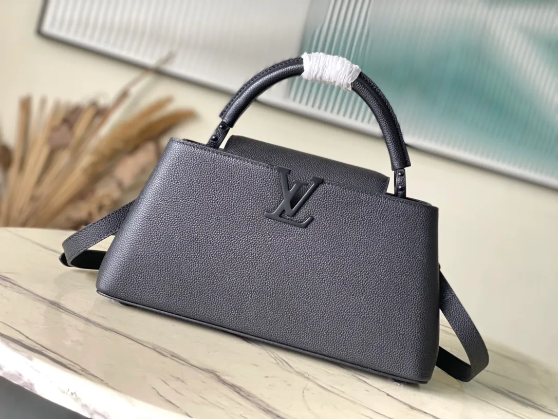 💰2200 (first-grain leather) Top original order M23947 Black medium CAPUCINES EAST WEST handbag This Capucines BB handbag uses gorgeous cow leather and matte metal parts to convey a modern attitude. It brings together classic elements of the same series with a new horizontal configuration. The adjustable woven chain is convenient for shoulder or cross-body wear. It is a trendy choice for storing mobile phones, short wallets and other small accessories. Size: 33x19x9cm