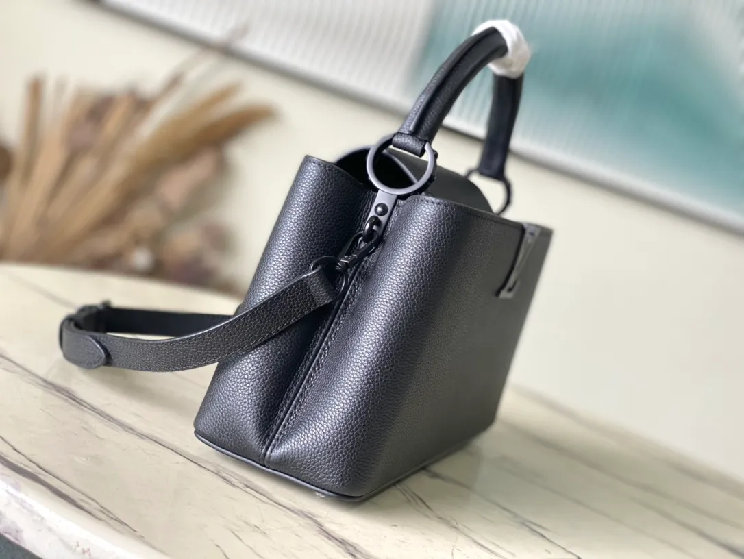 💰2200 (first-grain leather) Top original order M23947 Black medium CAPUCINES EAST WEST handbag This Capucines BB handbag uses gorgeous cow leather and matte metal parts to convey a modern attitude. It brings together classic elements of the same series with a new horizontal configuration. The adjustable woven chain is convenient for shoulder or cross-body wear. It is a trendy choice for storing mobile phones, short wallets and other small accessories. Size: 33x19x9cm