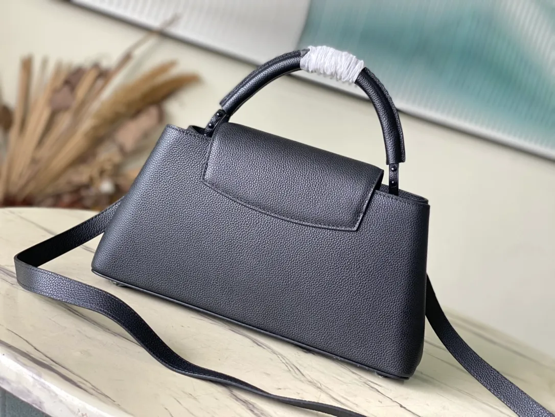 💰2200 (first-grain leather) Top original order M23947 Black medium CAPUCINES EAST WEST handbag This Capucines BB handbag uses gorgeous cow leather and matte metal parts to convey a modern attitude. It brings together classic elements of the same series with a new horizontal configuration. The adjustable woven chain is convenient for shoulder or cross-body wear. It is a trendy choice for storing mobile phones, short wallets and other small accessories. Size: 33x19x9cm