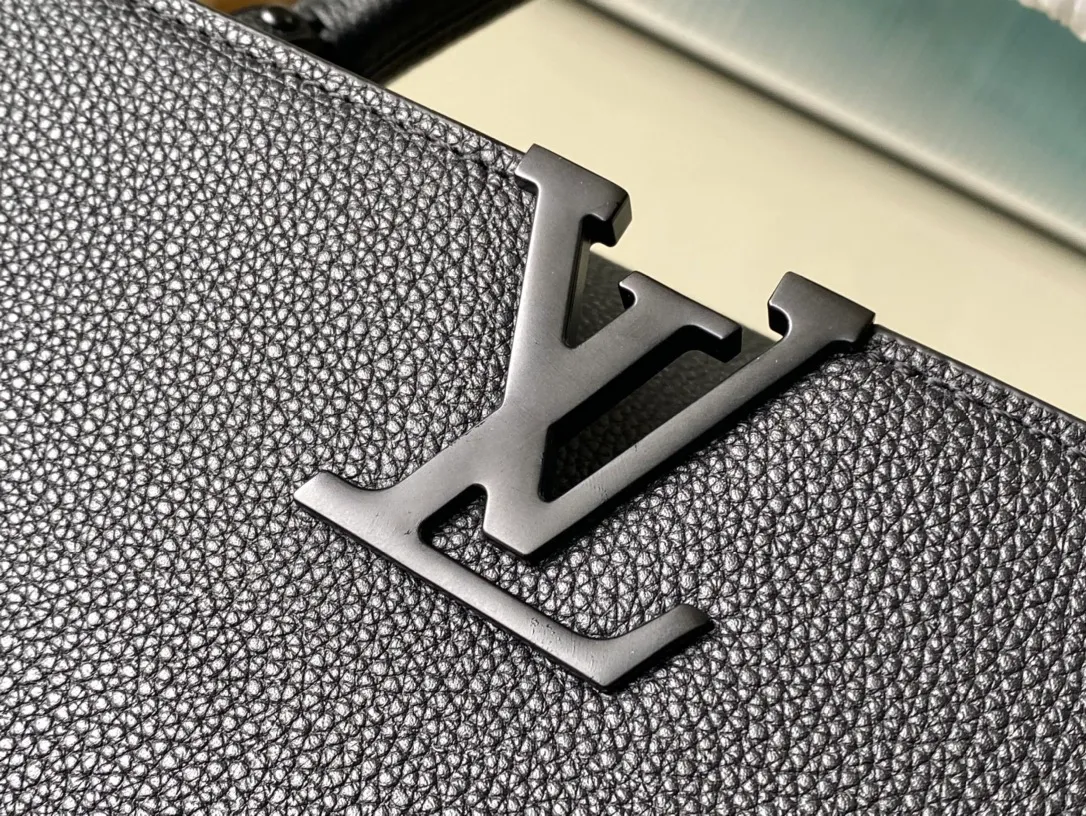 💰2200 (first-grain leather) Top original order M23947 Black medium CAPUCINES EAST WEST handbag This Capucines BB handbag uses gorgeous cow leather and matte metal parts to convey a modern attitude. It brings together classic elements of the same series with a new horizontal configuration. The adjustable woven chain is convenient for shoulder or cross-body wear. It is a trendy choice for storing mobile phones, short wallets and other small accessories. Size: 33x19x9cm