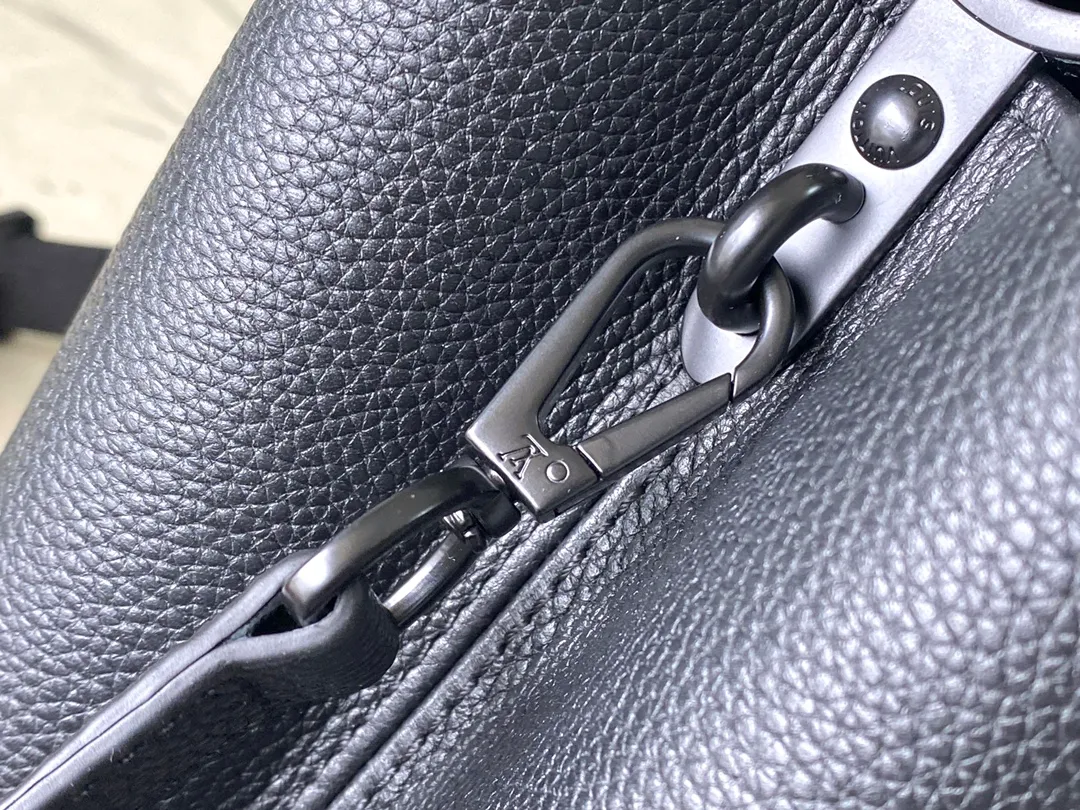 💰2200 (first-grain leather) Top original order M23947 Black medium CAPUCINES EAST WEST handbag This Capucines BB handbag uses gorgeous cow leather and matte metal parts to convey a modern attitude. It brings together classic elements of the same series with a new horizontal configuration. The adjustable woven chain is convenient for shoulder or cross-body wear. It is a trendy choice for storing mobile phones, short wallets and other small accessories. Size: 33x19x9cm